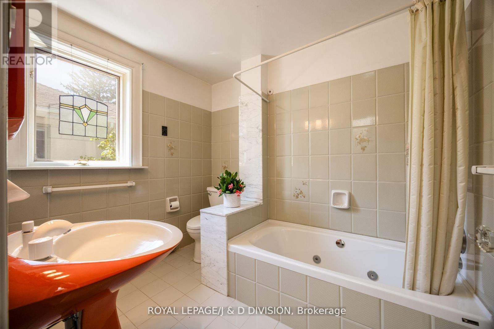 












241 FOREST HILL ROAD

,
Toronto,




Ontario
M5P2N3

