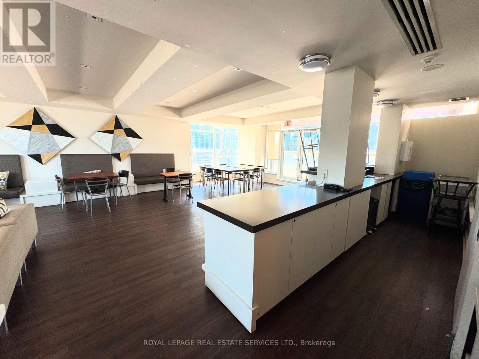












720 - 230 KING STREET E

,
Toronto,




Ontario
M5A1K1


