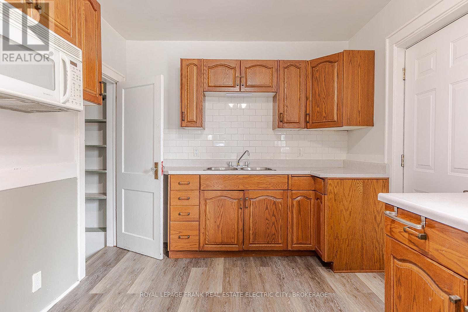 












160 PARKHILL ROAD E

,
Peterborough East (North),




Ontario
K9H1R1

