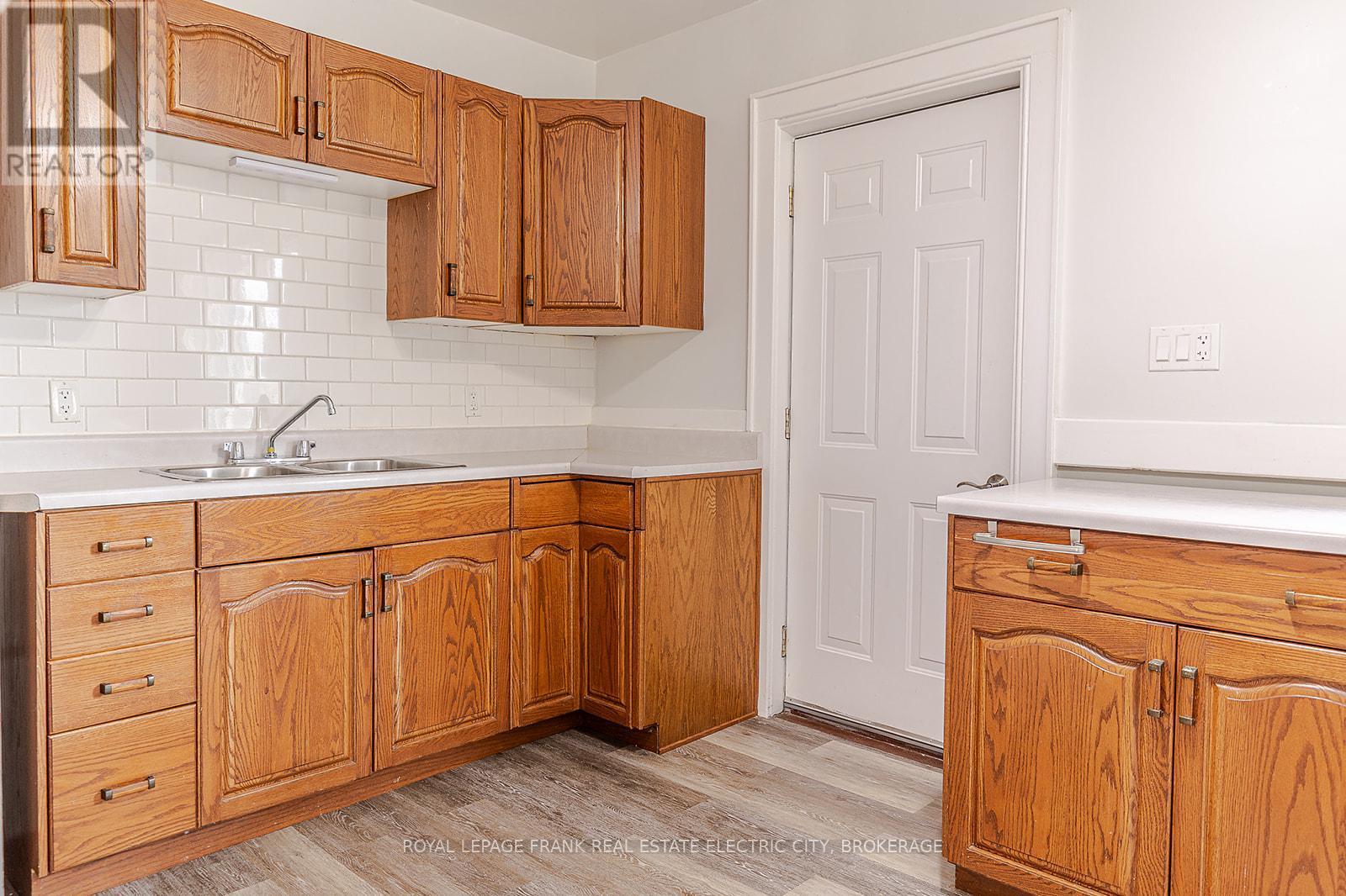 












160 PARKHILL ROAD E

,
Peterborough East (North),




Ontario
K9H1R1

