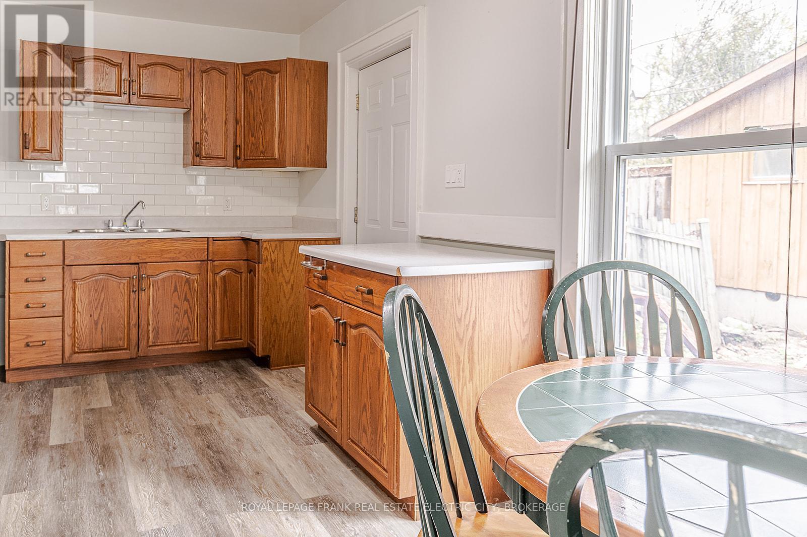 












160 PARKHILL ROAD E

,
Peterborough East (North),




Ontario
K9H1R1

