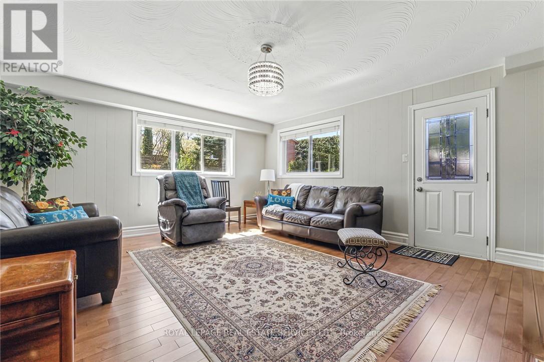 












296 GLEN AFTON DRIVE

,
Burlington,




Ontario
L7L1H1

