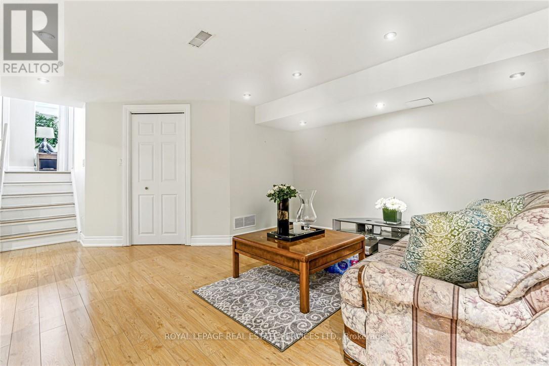












296 GLEN AFTON DRIVE

,
Burlington,




Ontario
L7L1H1

