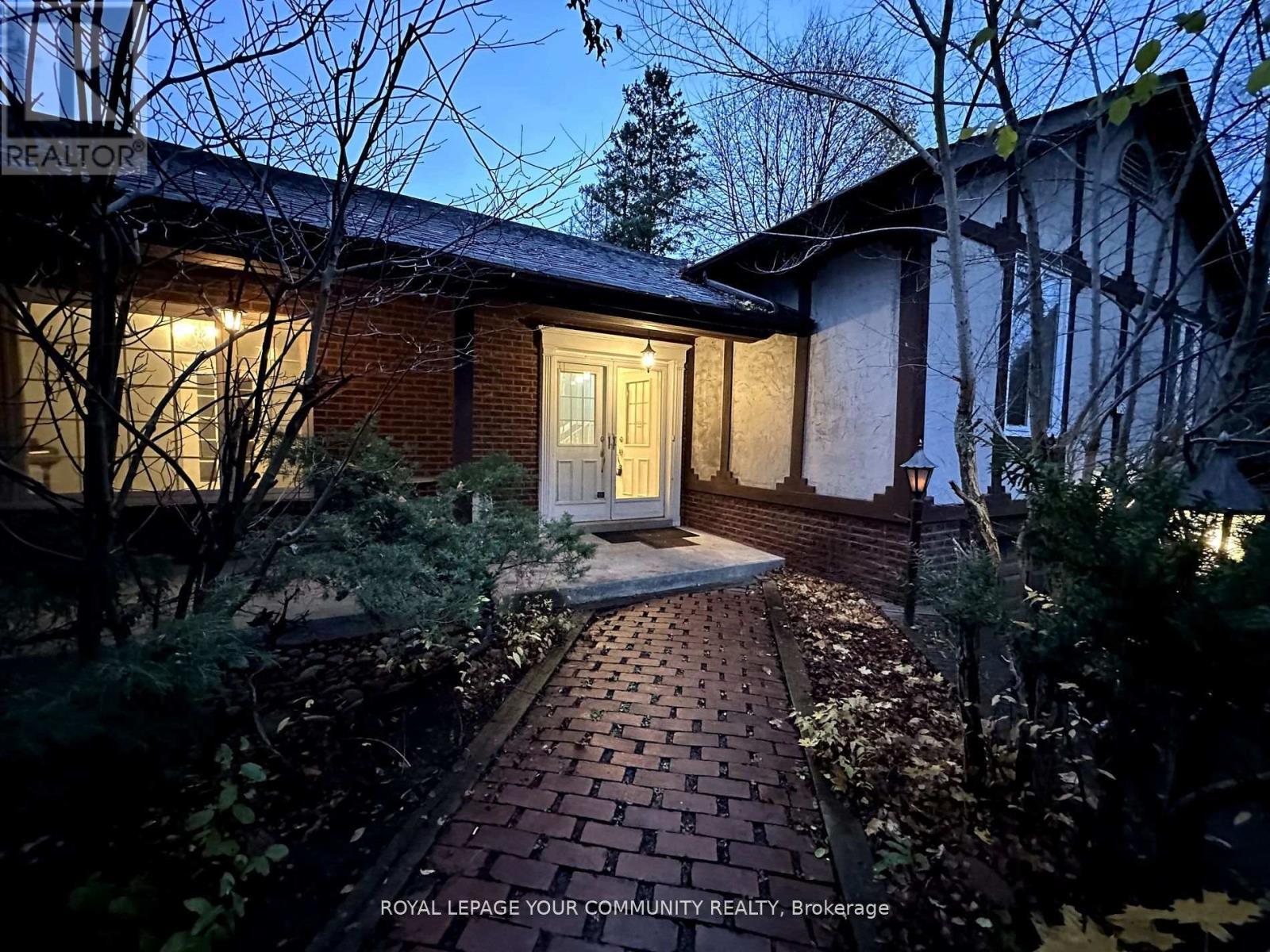 












136 ARNOLD CRESCENT

,
Richmond Hill,




Ontario
L4C3R8

