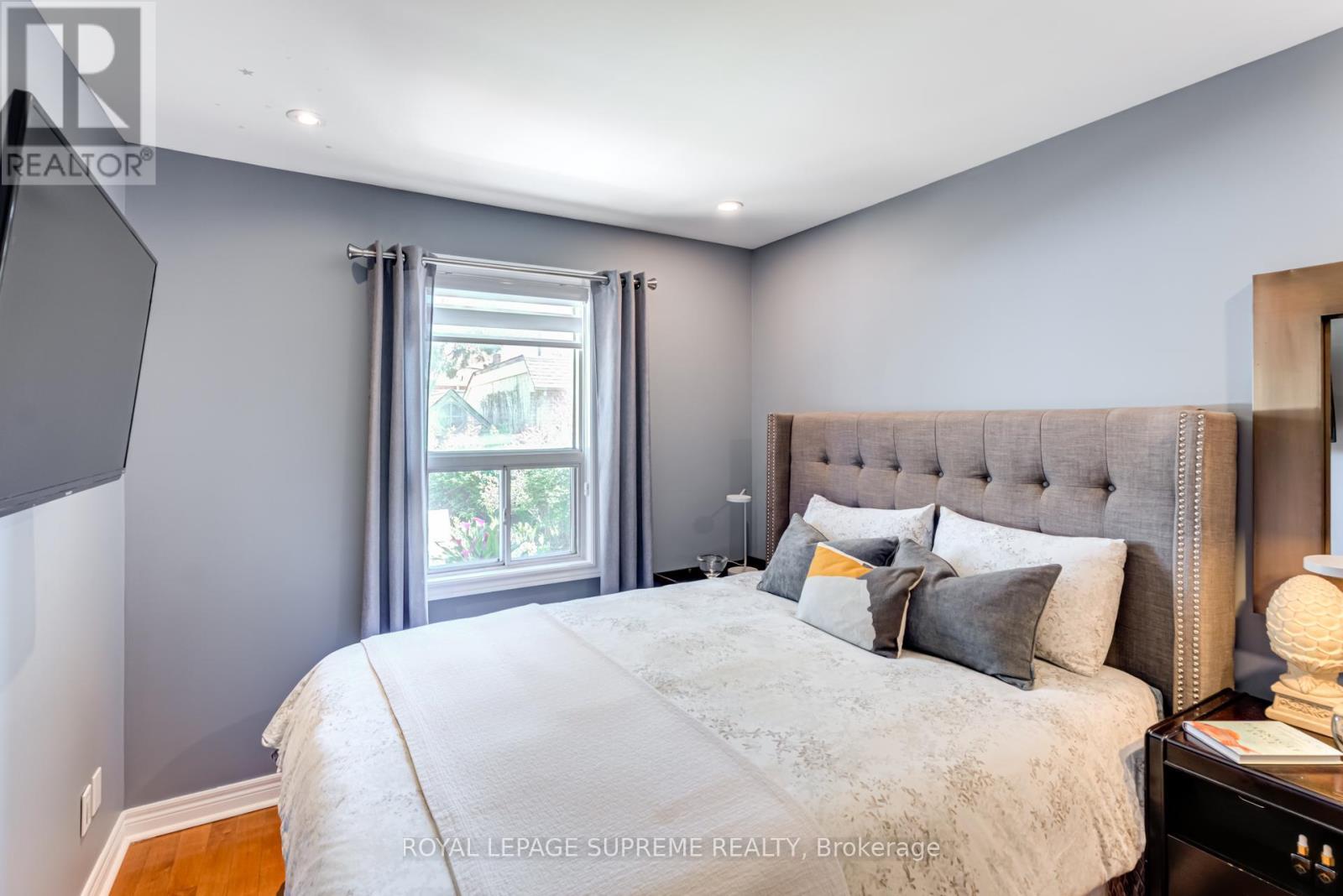 












901 ST CLARENS AVENUE

,
Toronto,




Ontario
M6H3X5

