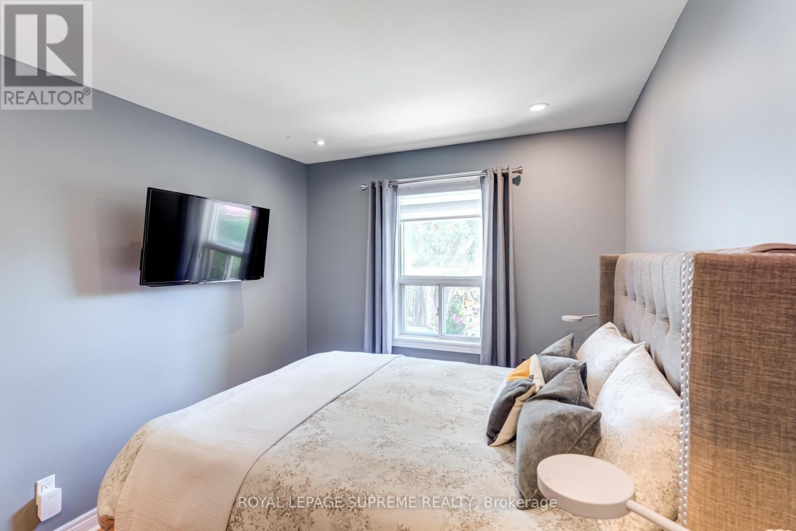 












901 ST CLARENS AVENUE

,
Toronto,




Ontario
M6H3X5

