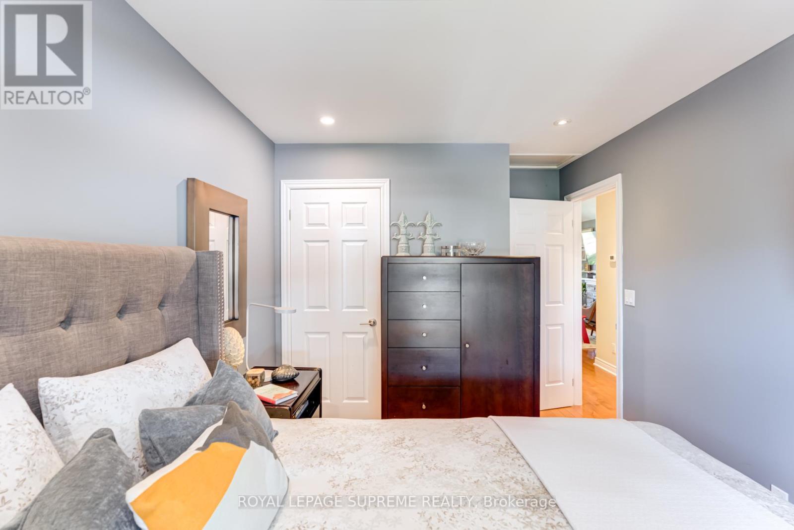 












901 ST CLARENS AVENUE

,
Toronto,




Ontario
M6H3X5

