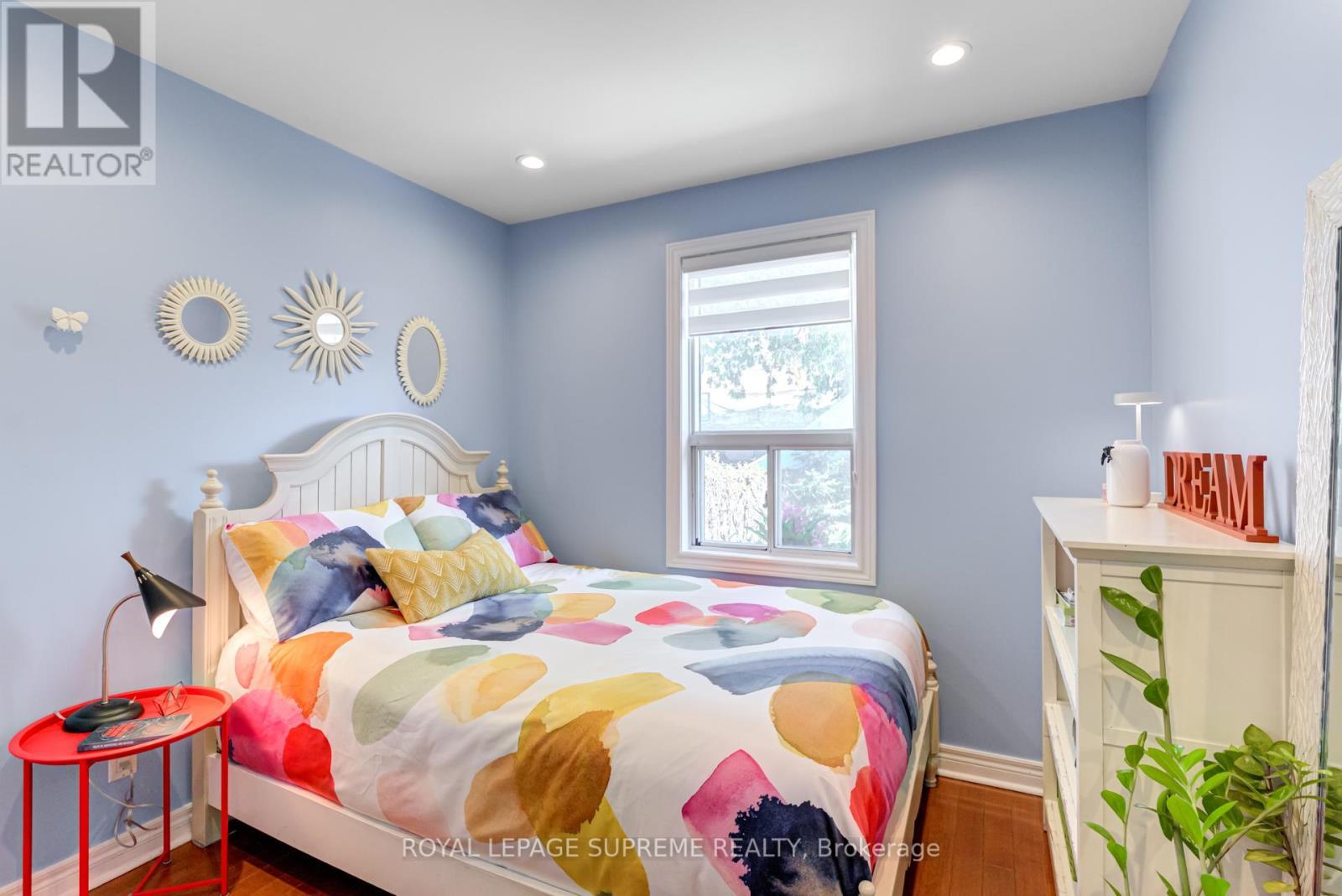 












901 ST CLARENS AVENUE

,
Toronto,




Ontario
M6H3X5

