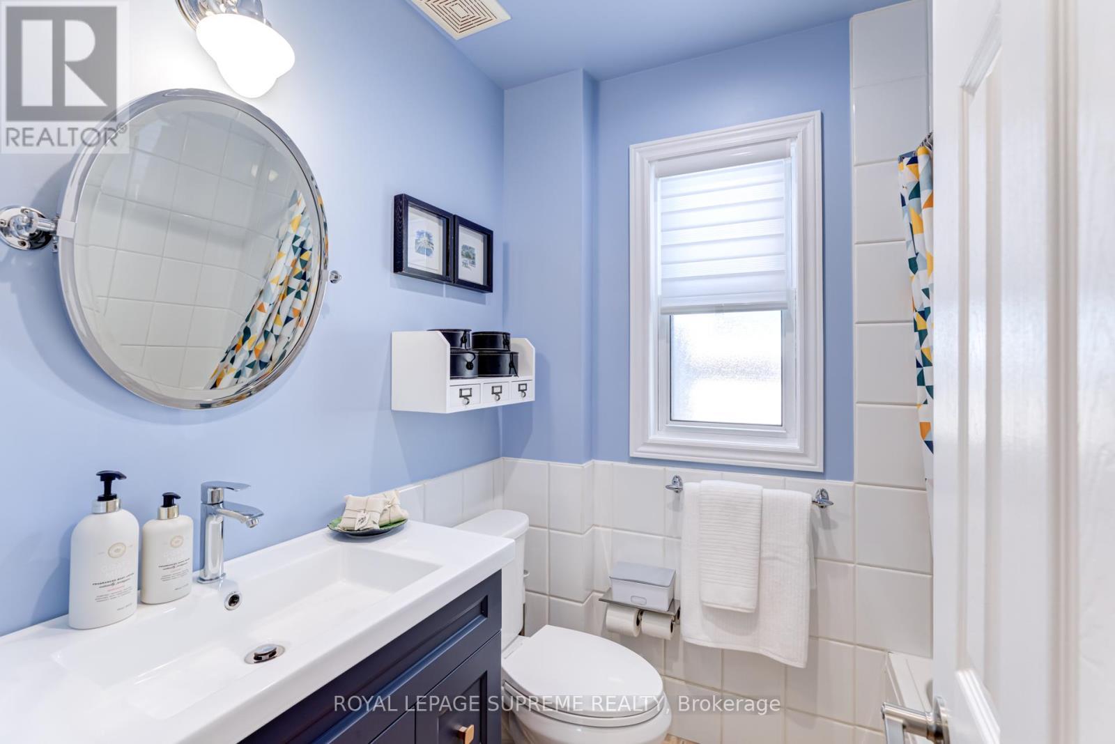 












901 ST CLARENS AVENUE

,
Toronto,




Ontario
M6H3X5

