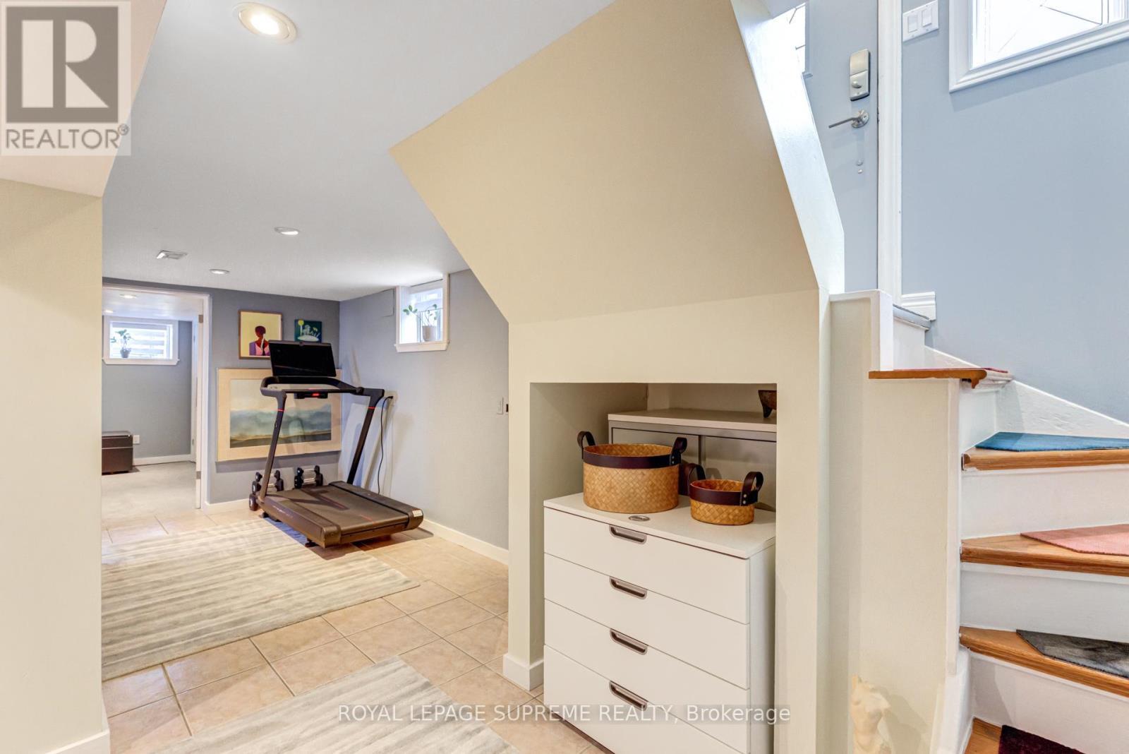 












901 ST CLARENS AVENUE

,
Toronto,




Ontario
M6H3X5

