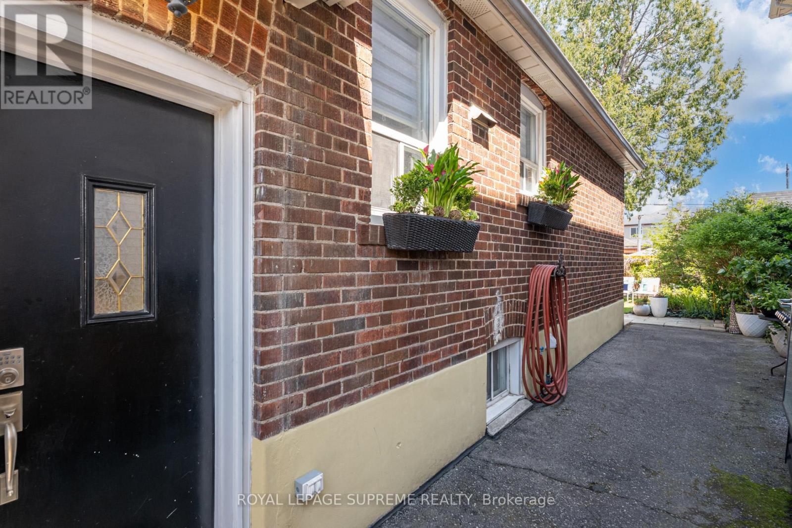












901 ST CLARENS AVENUE

,
Toronto,




Ontario
M6H3X5

