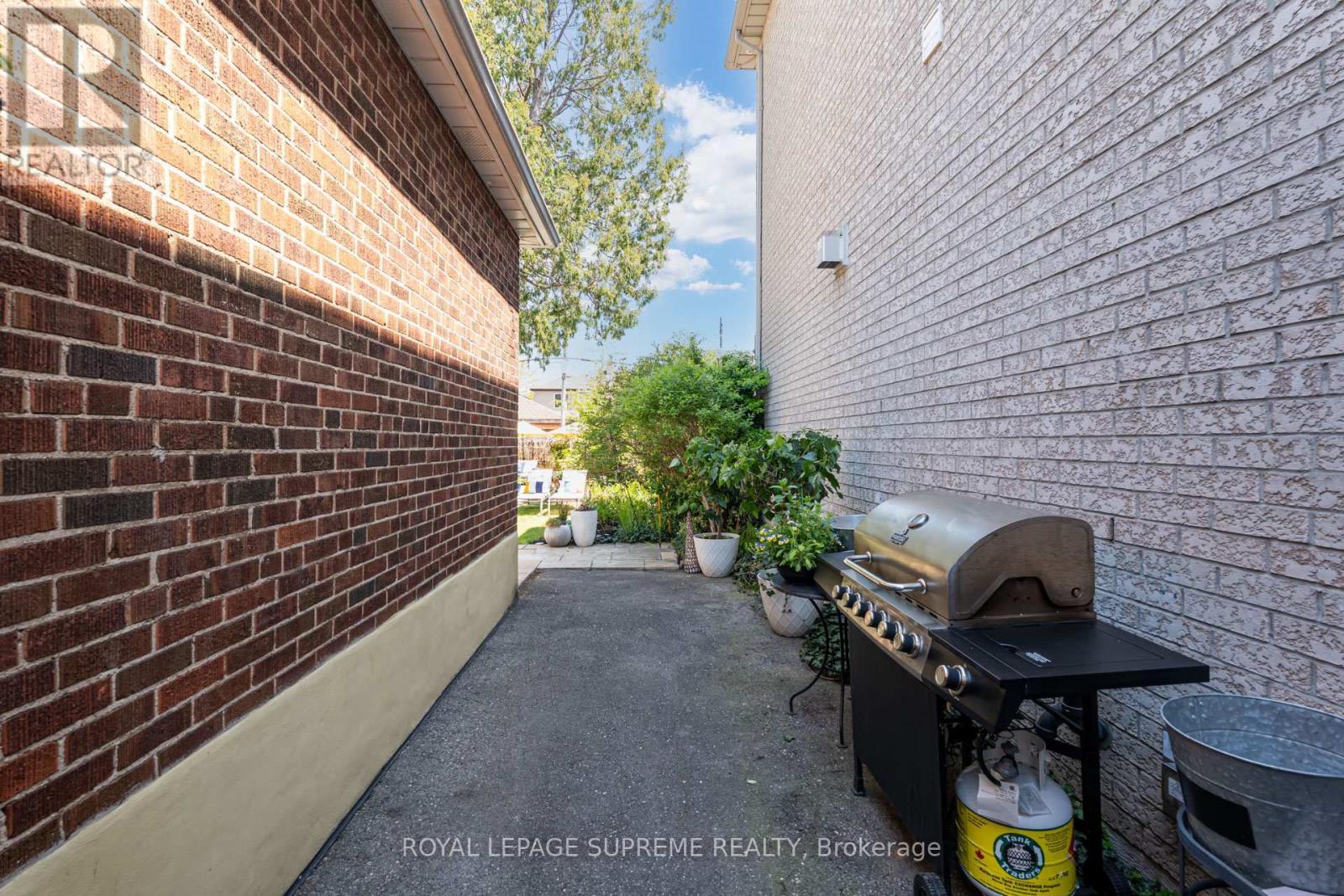 












901 ST CLARENS AVENUE

,
Toronto,




Ontario
M6H3X5

