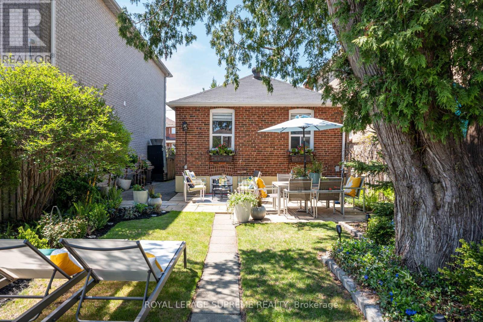 












901 ST CLARENS AVENUE

,
Toronto,




Ontario
M6H3X5

