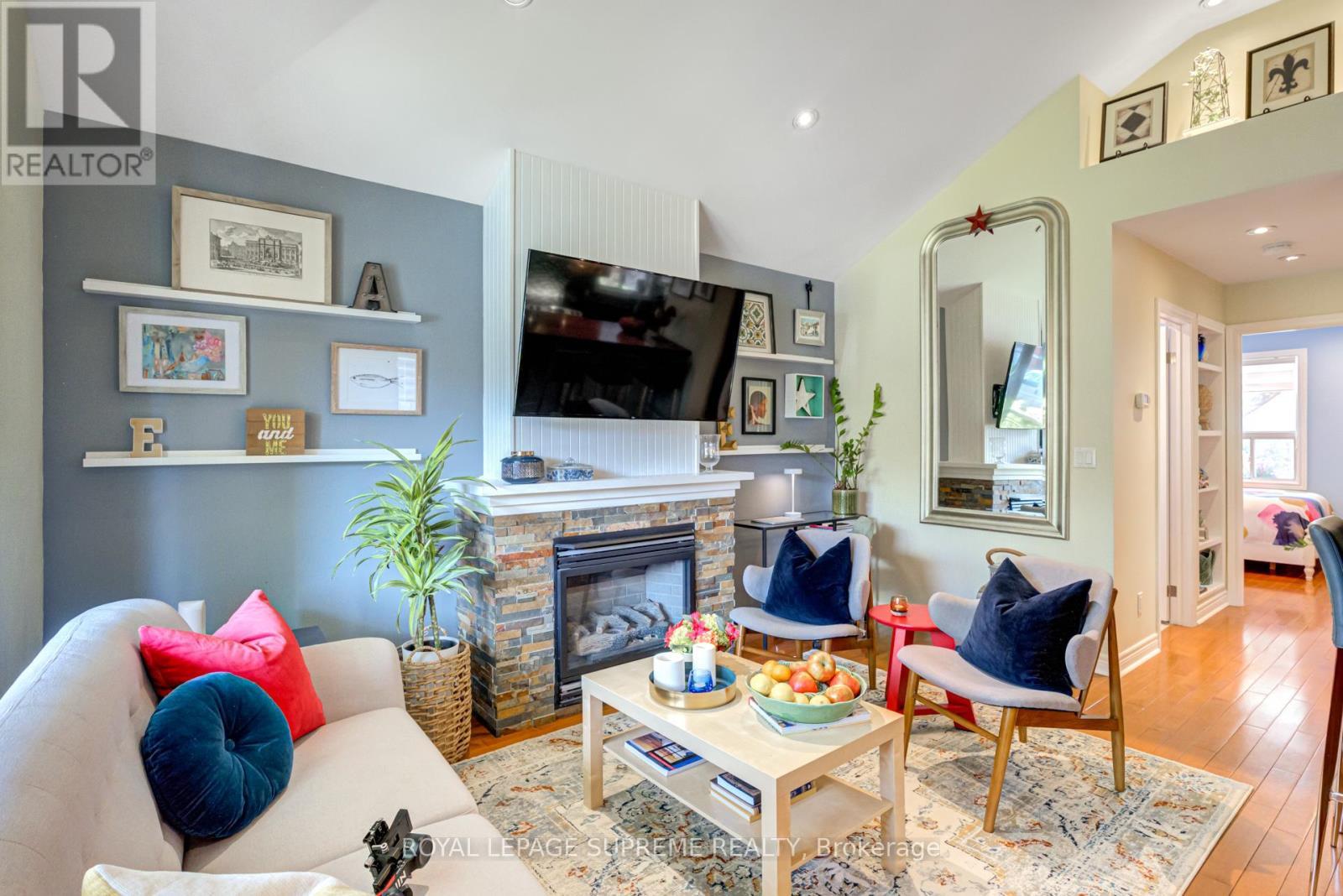 












901 ST CLARENS AVENUE

,
Toronto,




Ontario
M6H3X5

