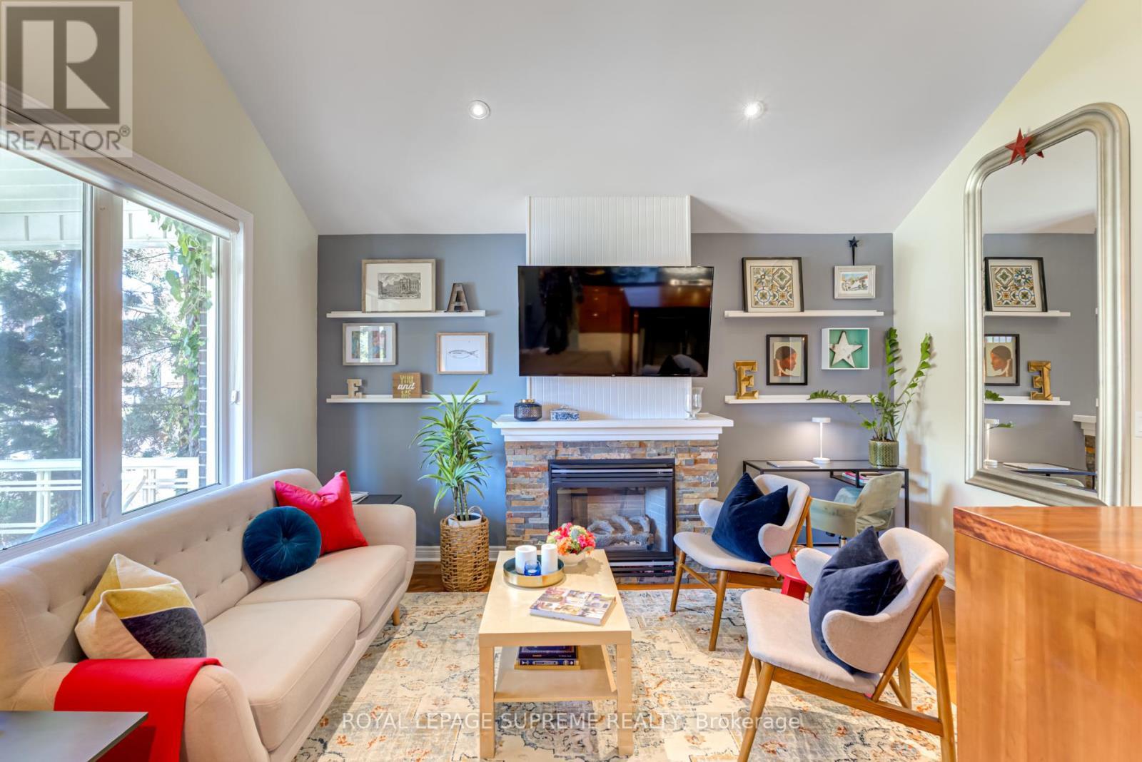 












901 ST CLARENS AVENUE

,
Toronto,




Ontario
M6H3X5

