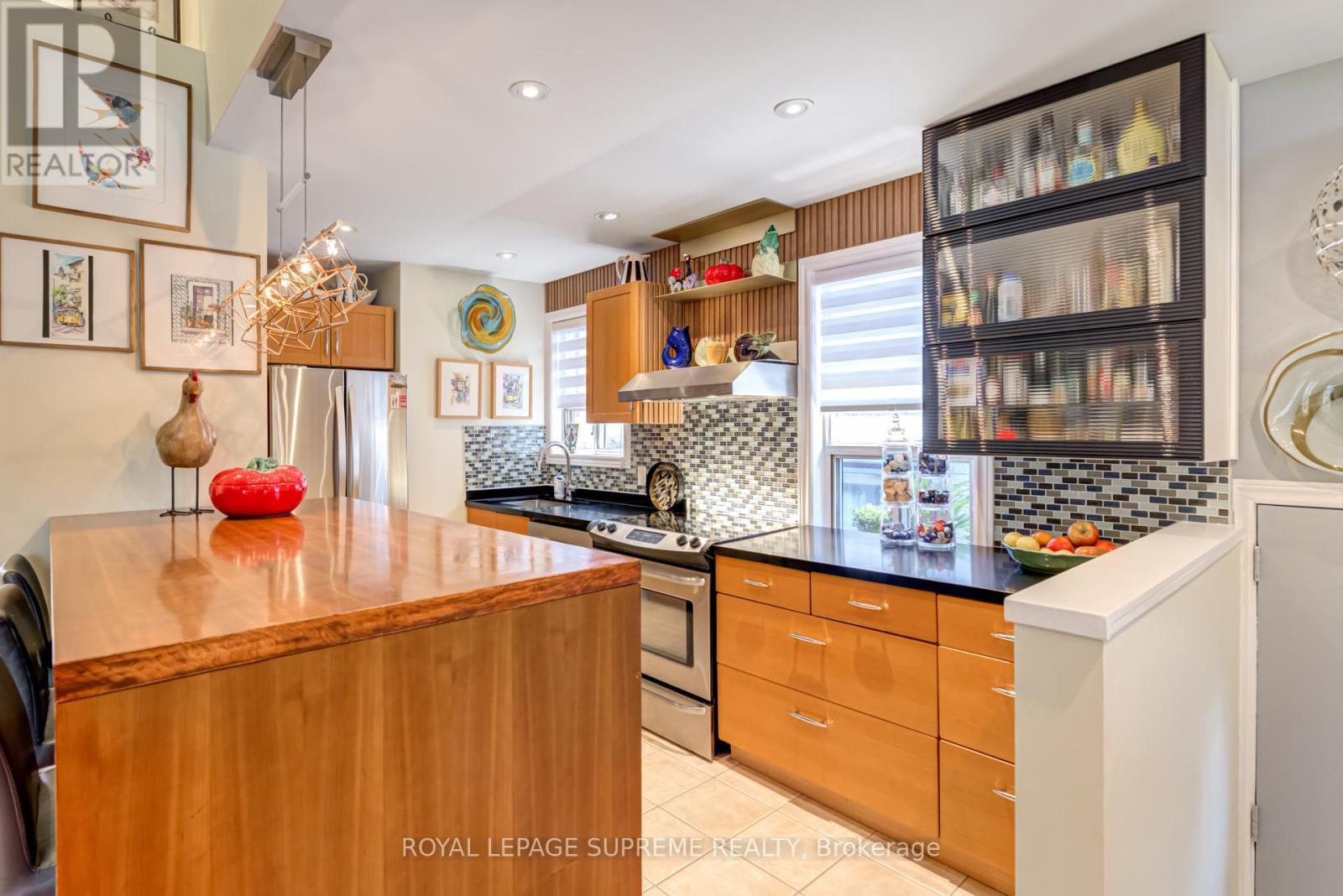 












901 ST CLARENS AVENUE

,
Toronto,




Ontario
M6H3X5

