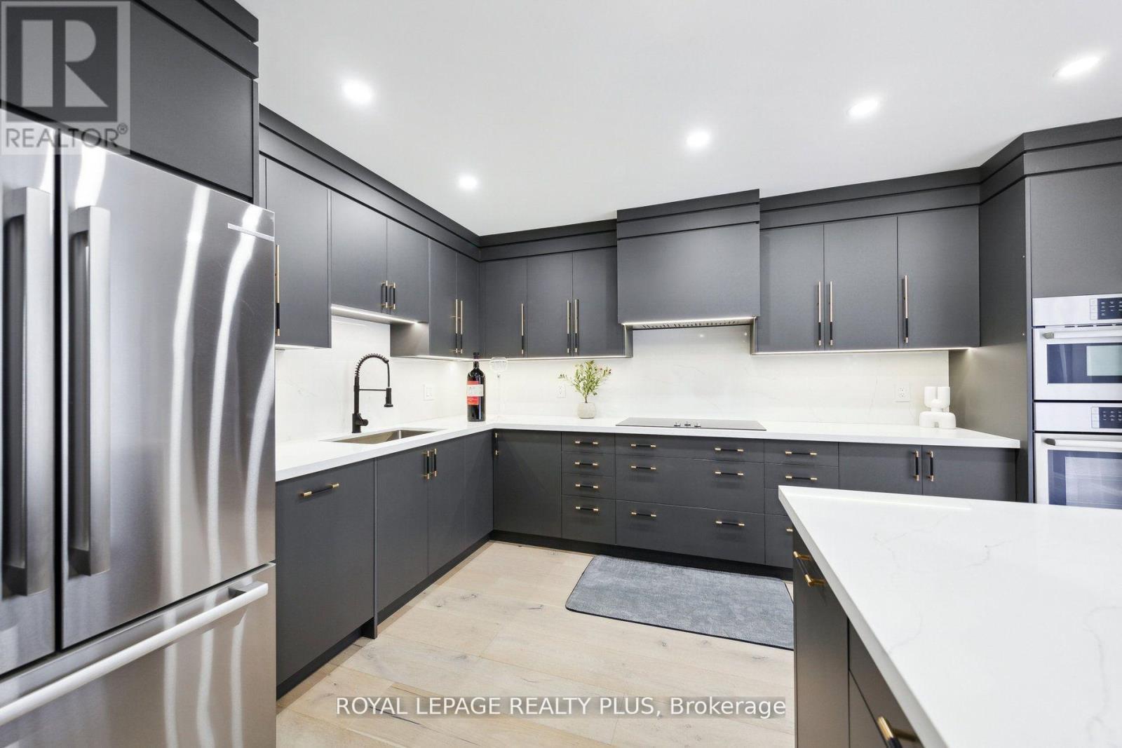 












4344 DALLAS COURT

,
Mississauga,




Ontario
L4W4G7

