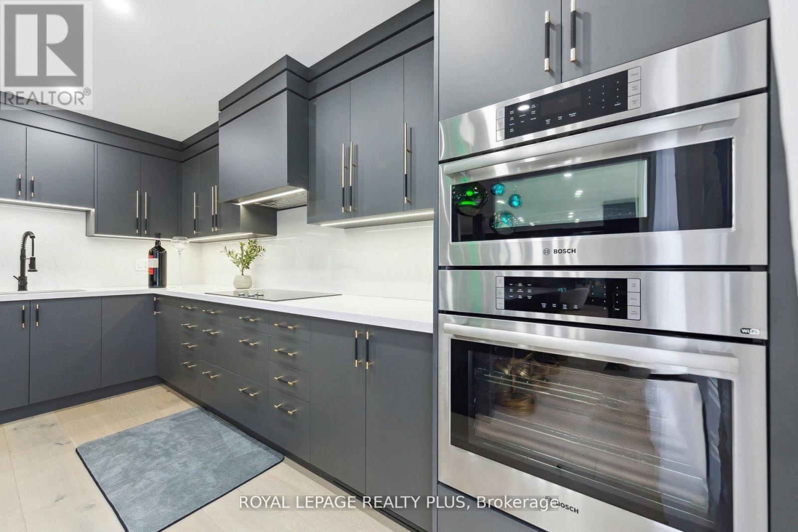 












4344 DALLAS COURT

,
Mississauga,




Ontario
L4W4G7

