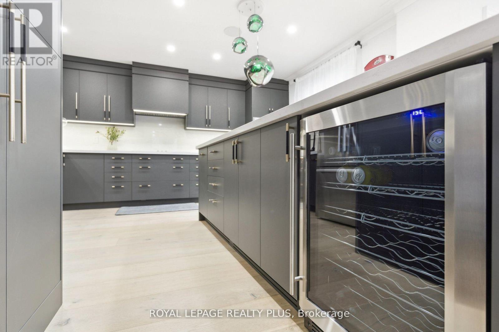 












4344 DALLAS COURT

,
Mississauga,




Ontario
L4W4G7


