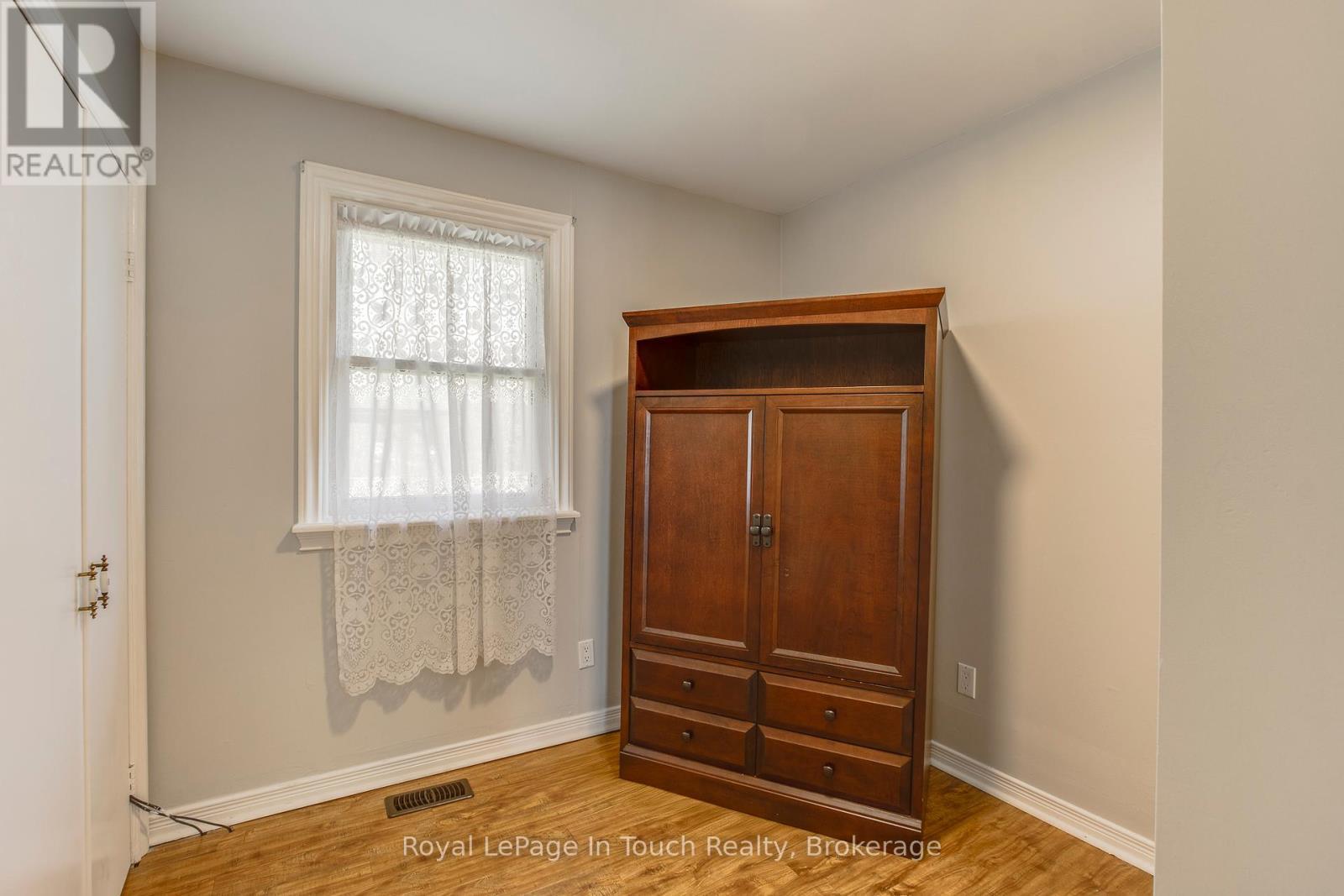 












6 DAVIS DRIVE

,
Tay,




Ontario
L0K2A0

