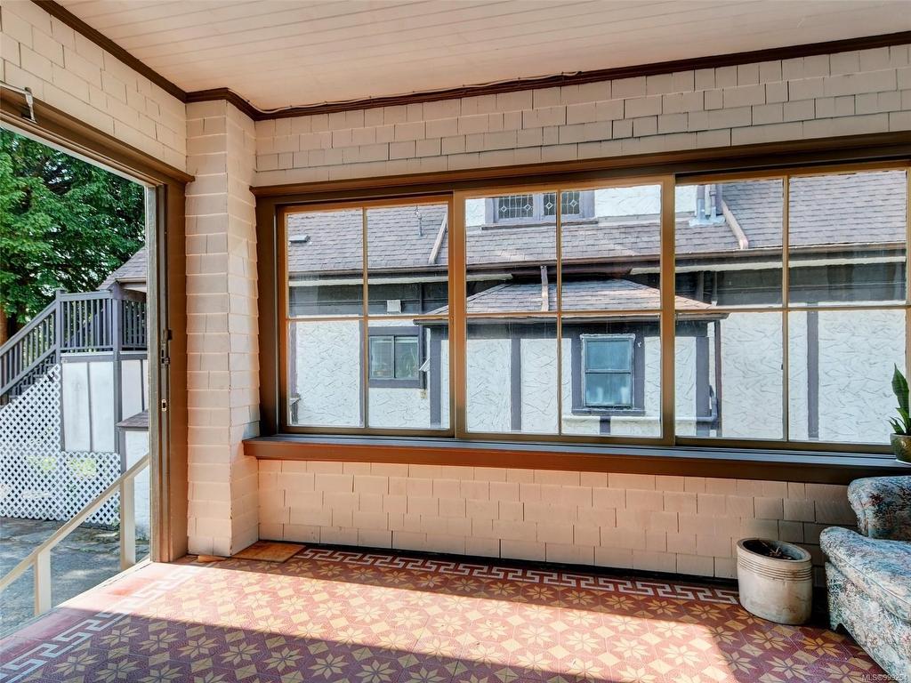 









516


Su'it

St,
Victoria,




BC
V8V 4C4

