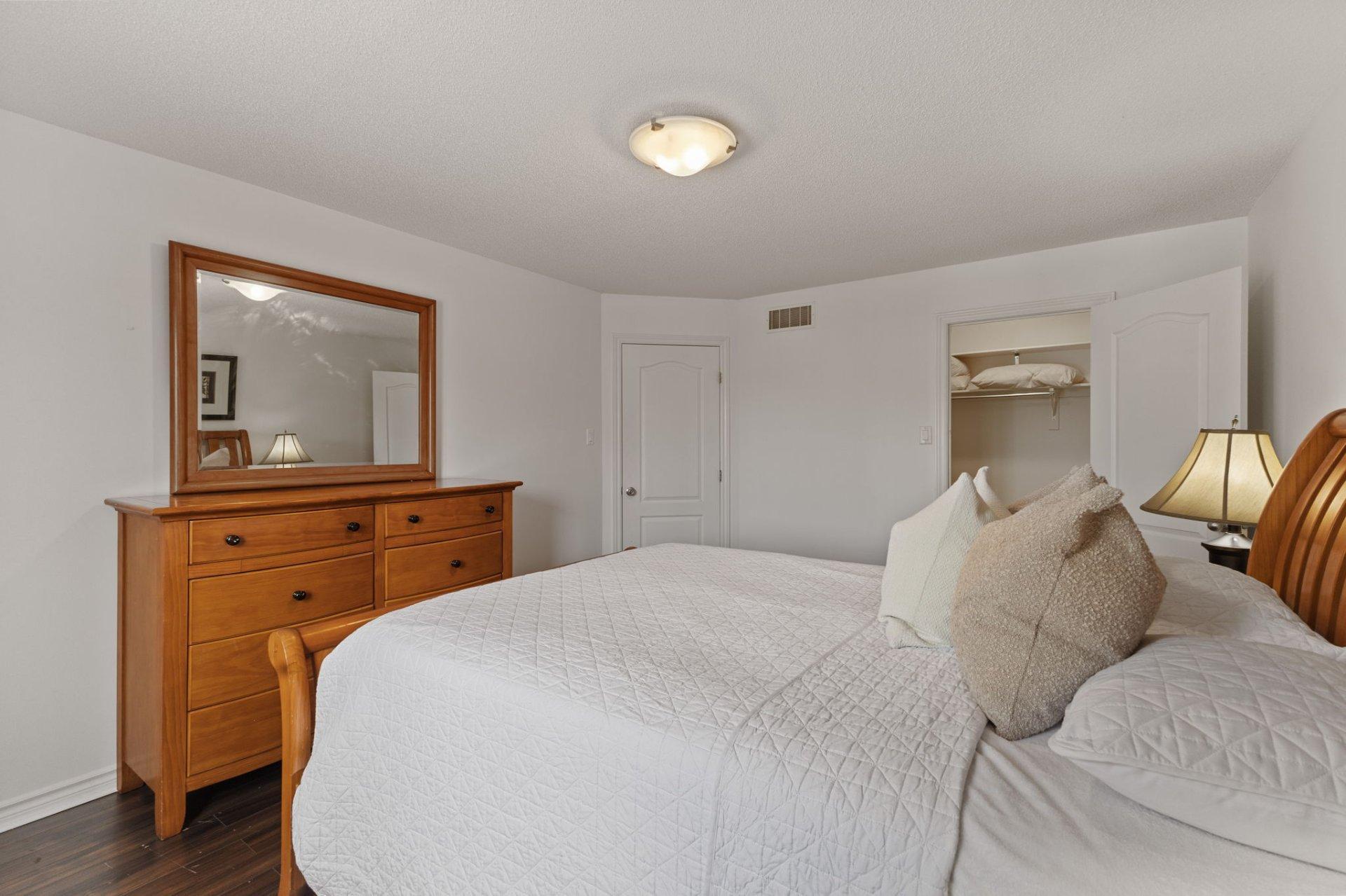 









570


Av. des Tilleuls

,
Gatineau (Aylmer),




QC
J9J2N6

