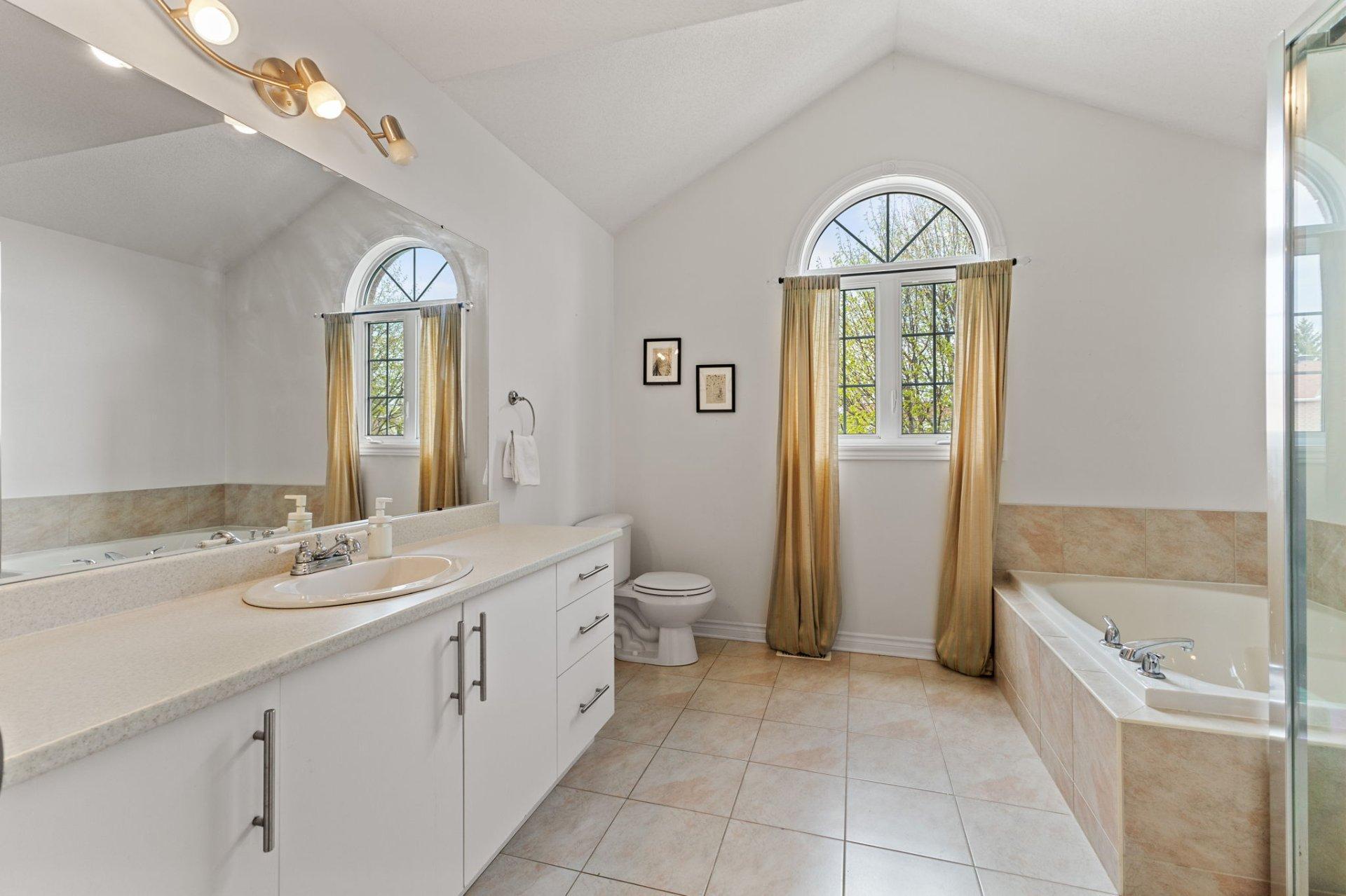 









570


Av. des Tilleuls

,
Gatineau (Aylmer),




QC
J9J2N6

