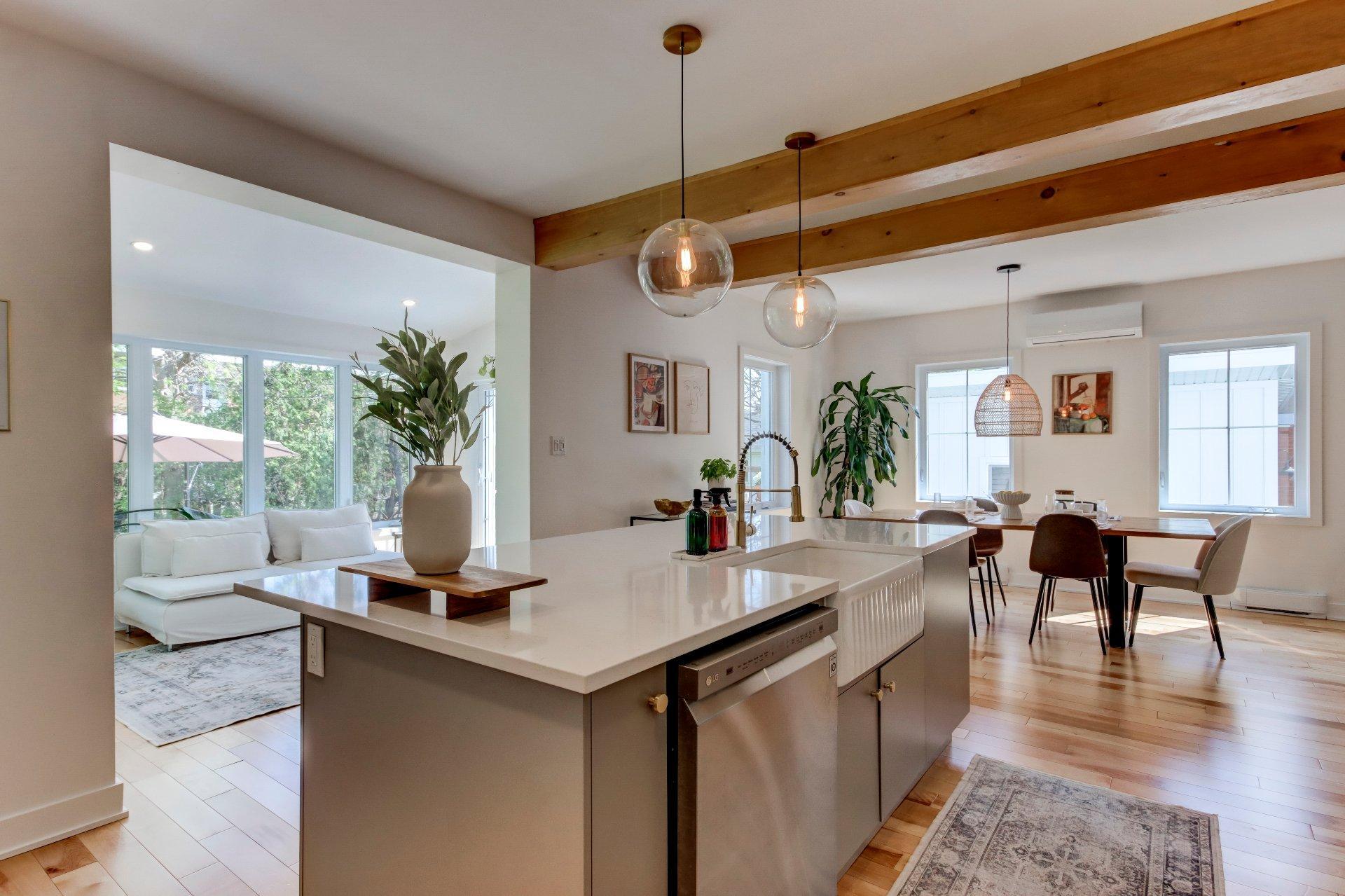 









315


Rue St-Laurent

,
Saint-Jean-sur-Richelieu,




QC
J3B1G7

