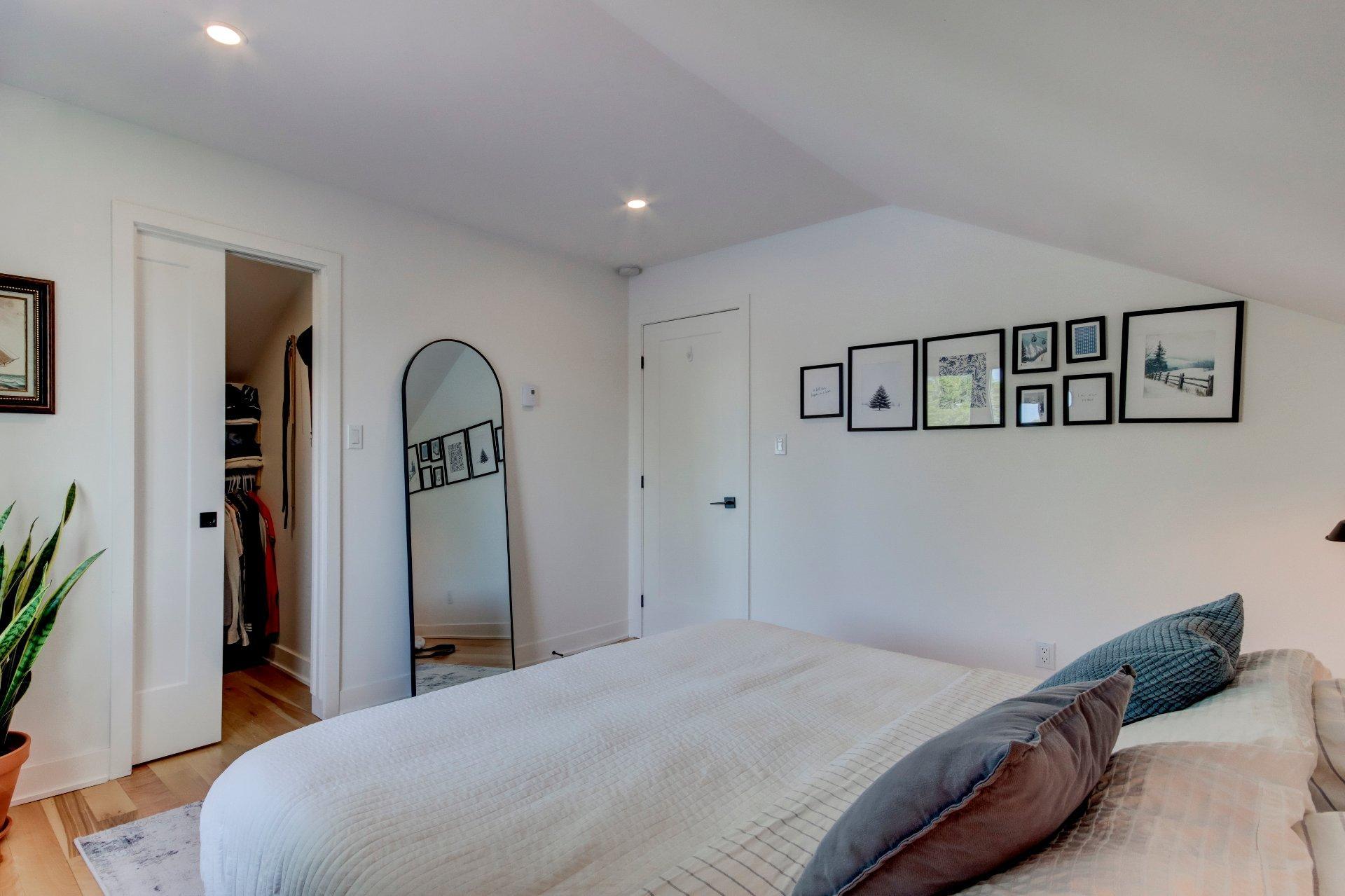 









315


Rue St-Laurent

,
Saint-Jean-sur-Richelieu,




QC
J3B1G7

