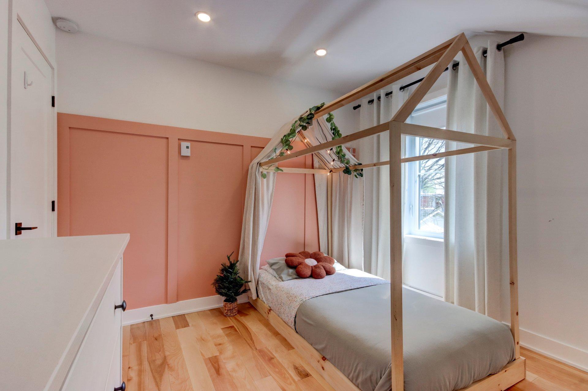 









315


Rue St-Laurent

,
Saint-Jean-sur-Richelieu,




QC
J3B1G7

