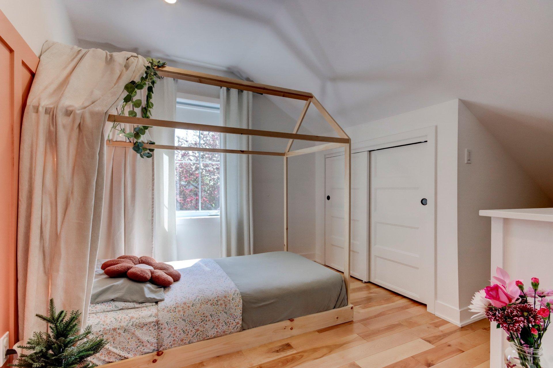 









315


Rue St-Laurent

,
Saint-Jean-sur-Richelieu,




QC
J3B1G7

