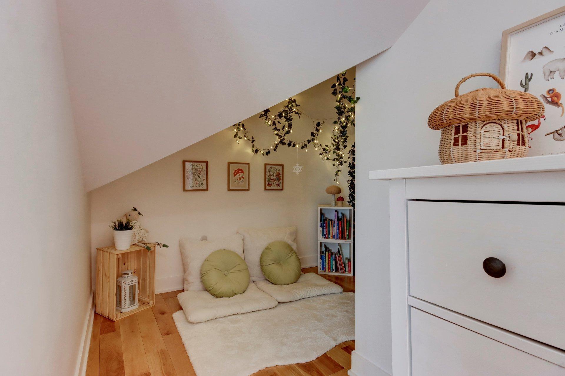 









315


Rue St-Laurent

,
Saint-Jean-sur-Richelieu,




QC
J3B1G7

