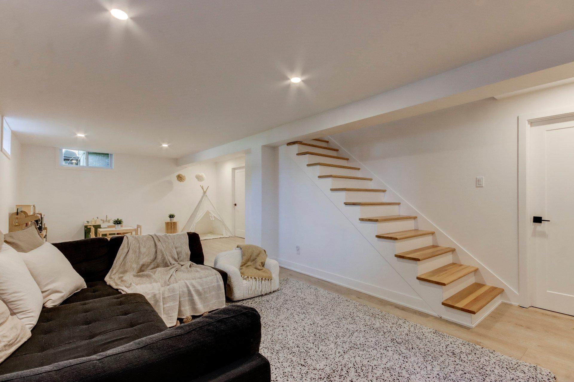 









315


Rue St-Laurent

,
Saint-Jean-sur-Richelieu,




QC
J3B1G7

