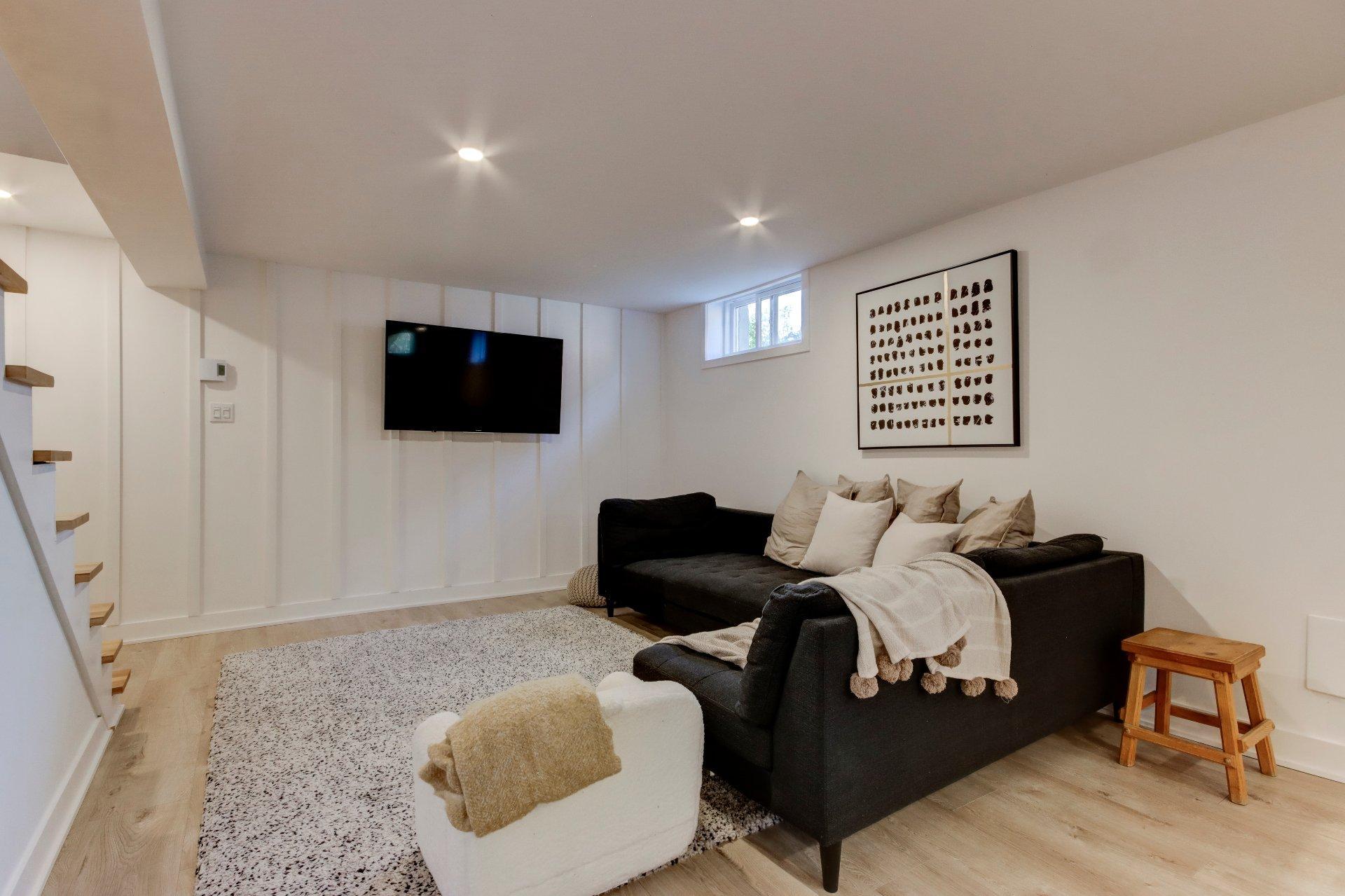 









315


Rue St-Laurent

,
Saint-Jean-sur-Richelieu,




QC
J3B1G7

