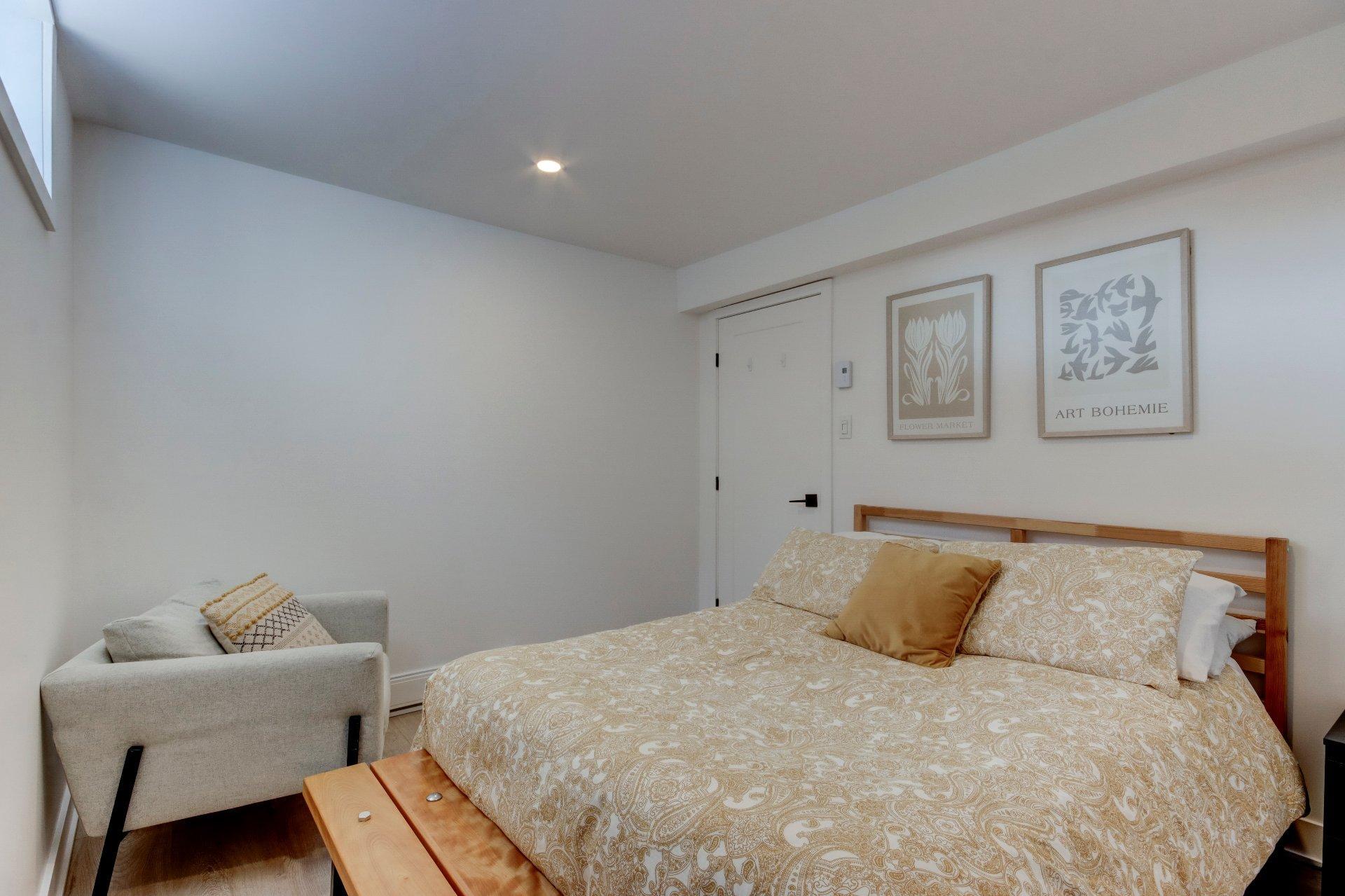 









315


Rue St-Laurent

,
Saint-Jean-sur-Richelieu,




QC
J3B1G7

