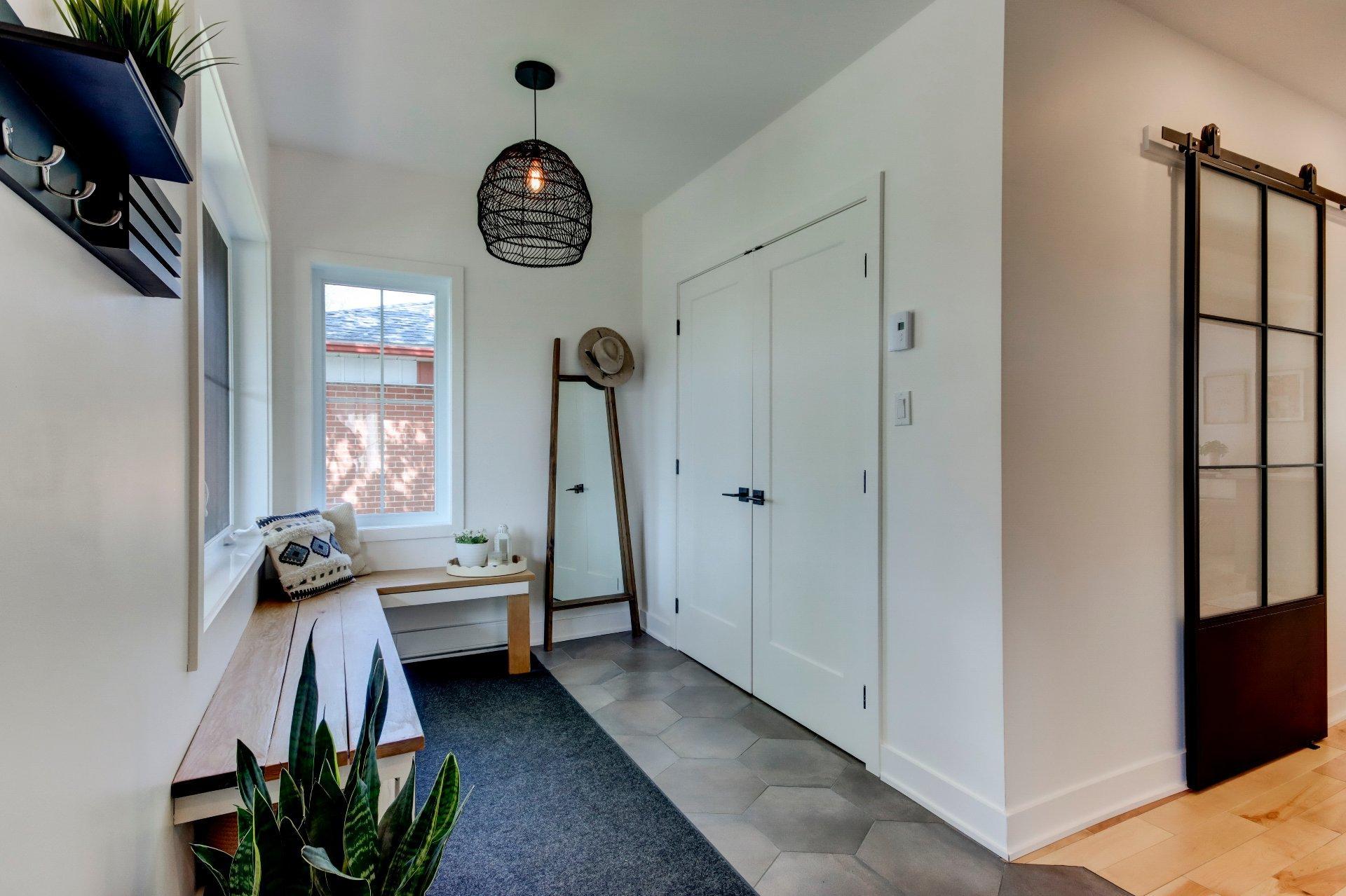 









315


Rue St-Laurent

,
Saint-Jean-sur-Richelieu,




QC
J3B1G7

