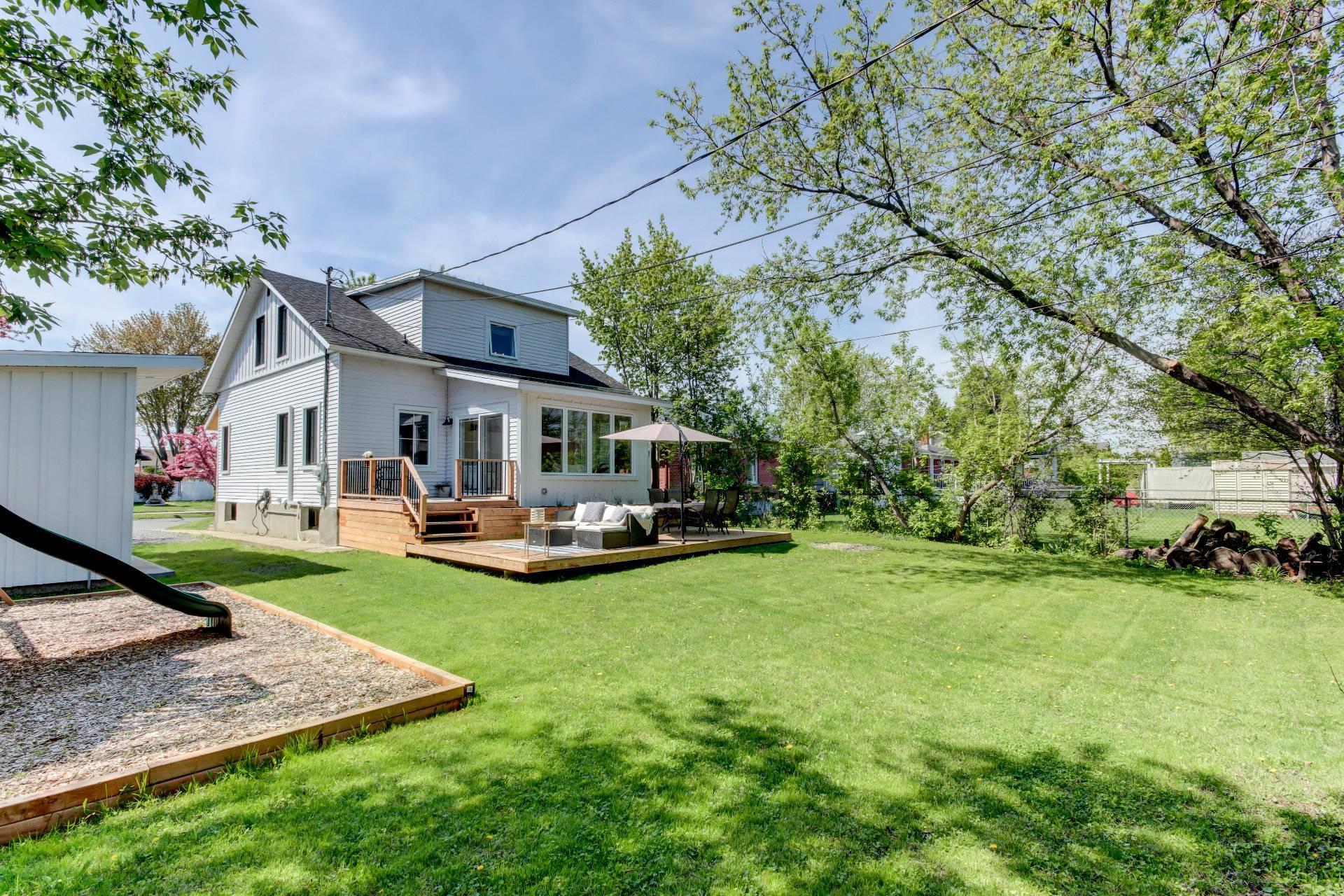 









315


Rue St-Laurent

,
Saint-Jean-sur-Richelieu,




QC
J3B1G7

