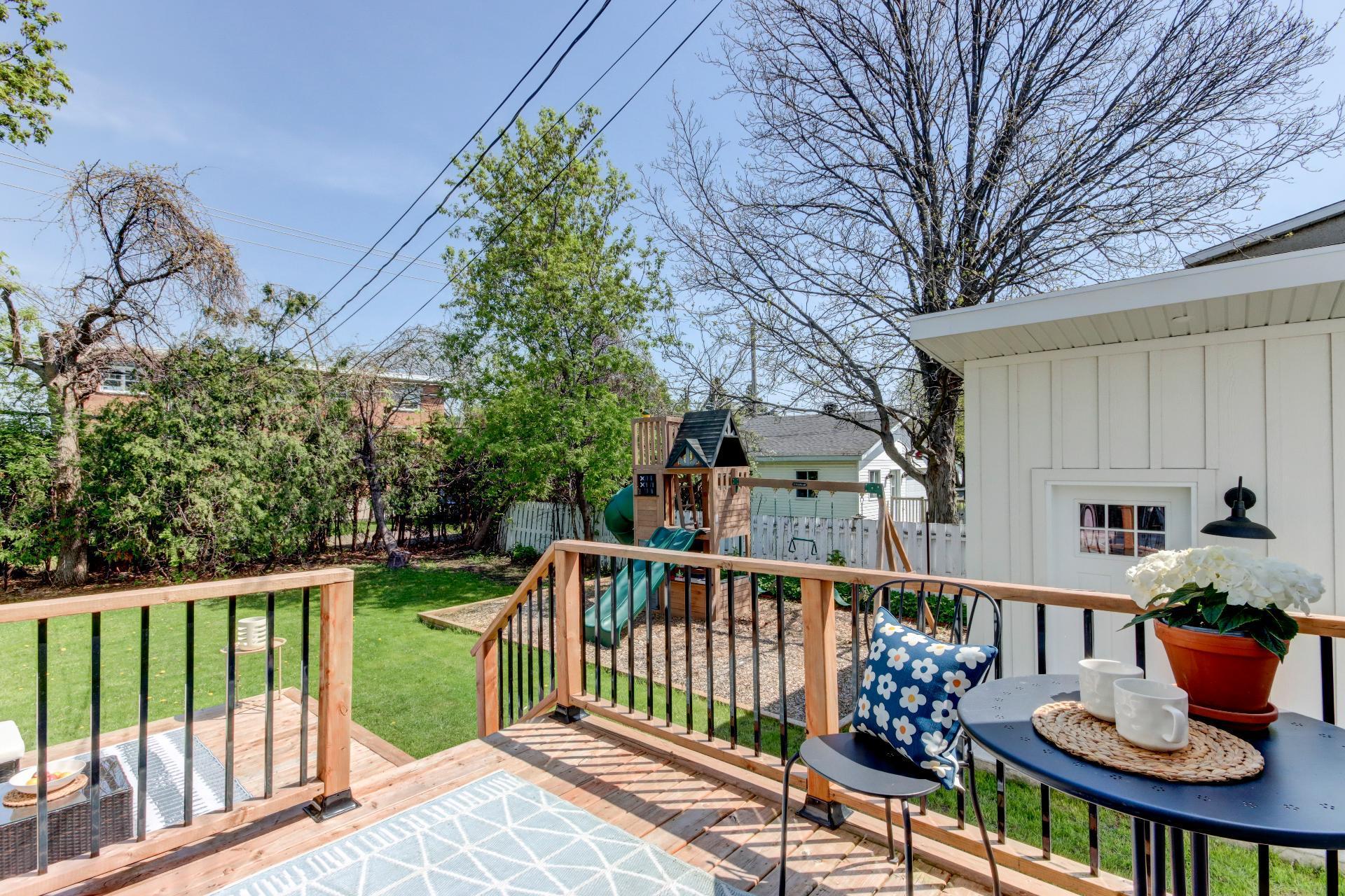 









315


Rue St-Laurent

,
Saint-Jean-sur-Richelieu,




QC
J3B1G7


