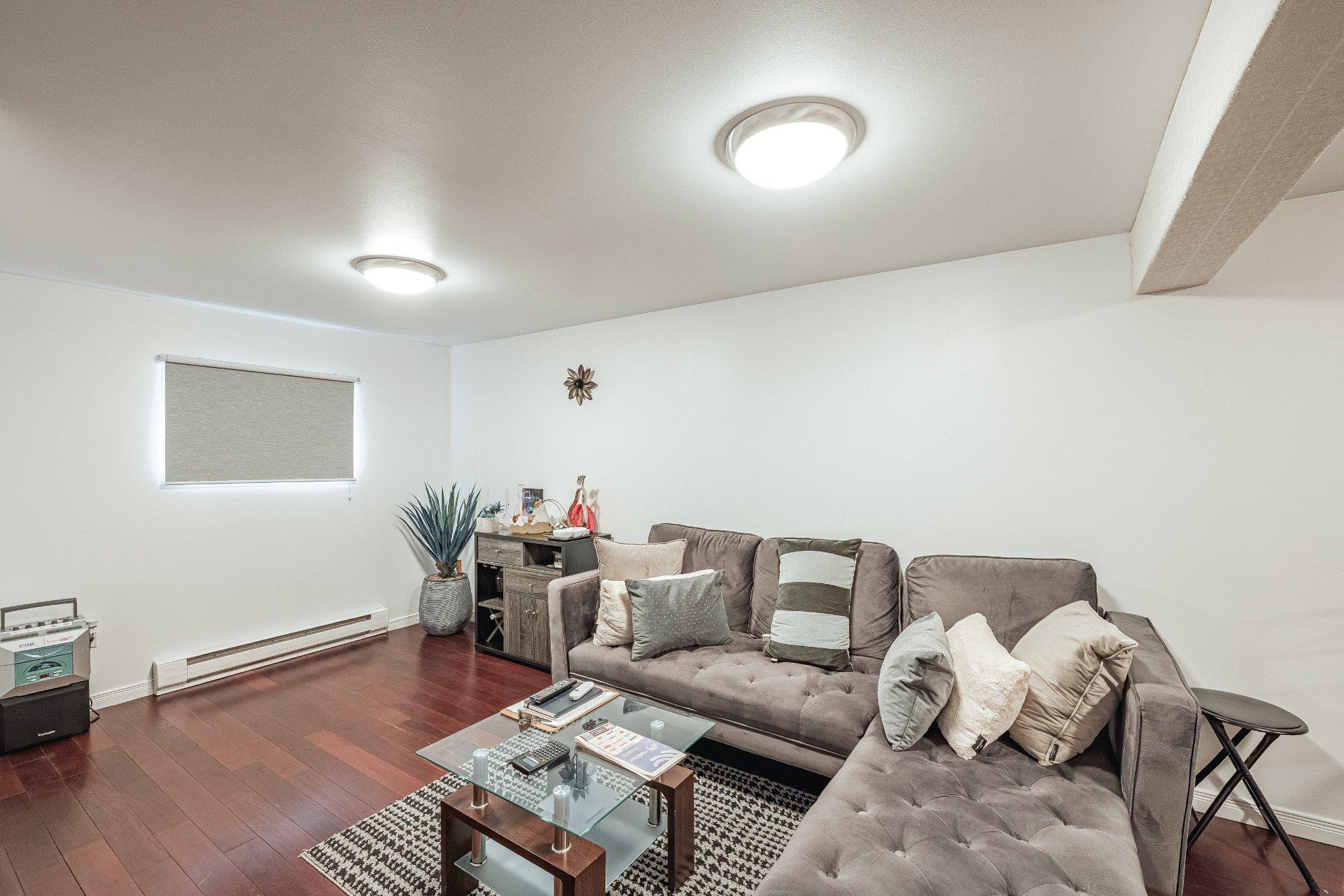 









6809

 - 6811


24e Avenue

,
Montréal (Rosemont/La Petite-Patrie),




QC
H1T3M8

