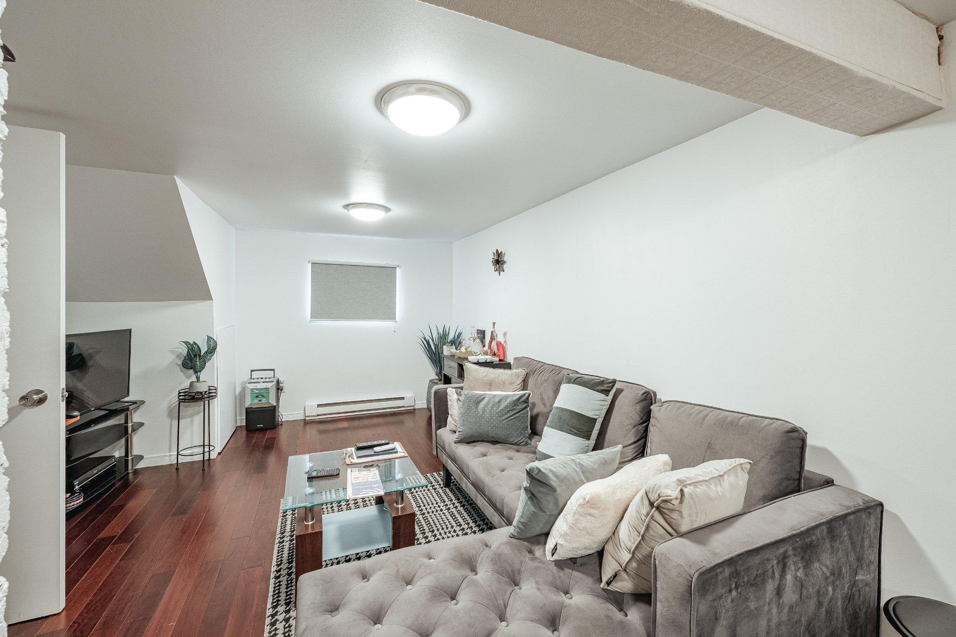 









6809

 - 6811


24e Avenue

,
Montréal (Rosemont/La Petite-Patrie),




QC
H1T3M8

