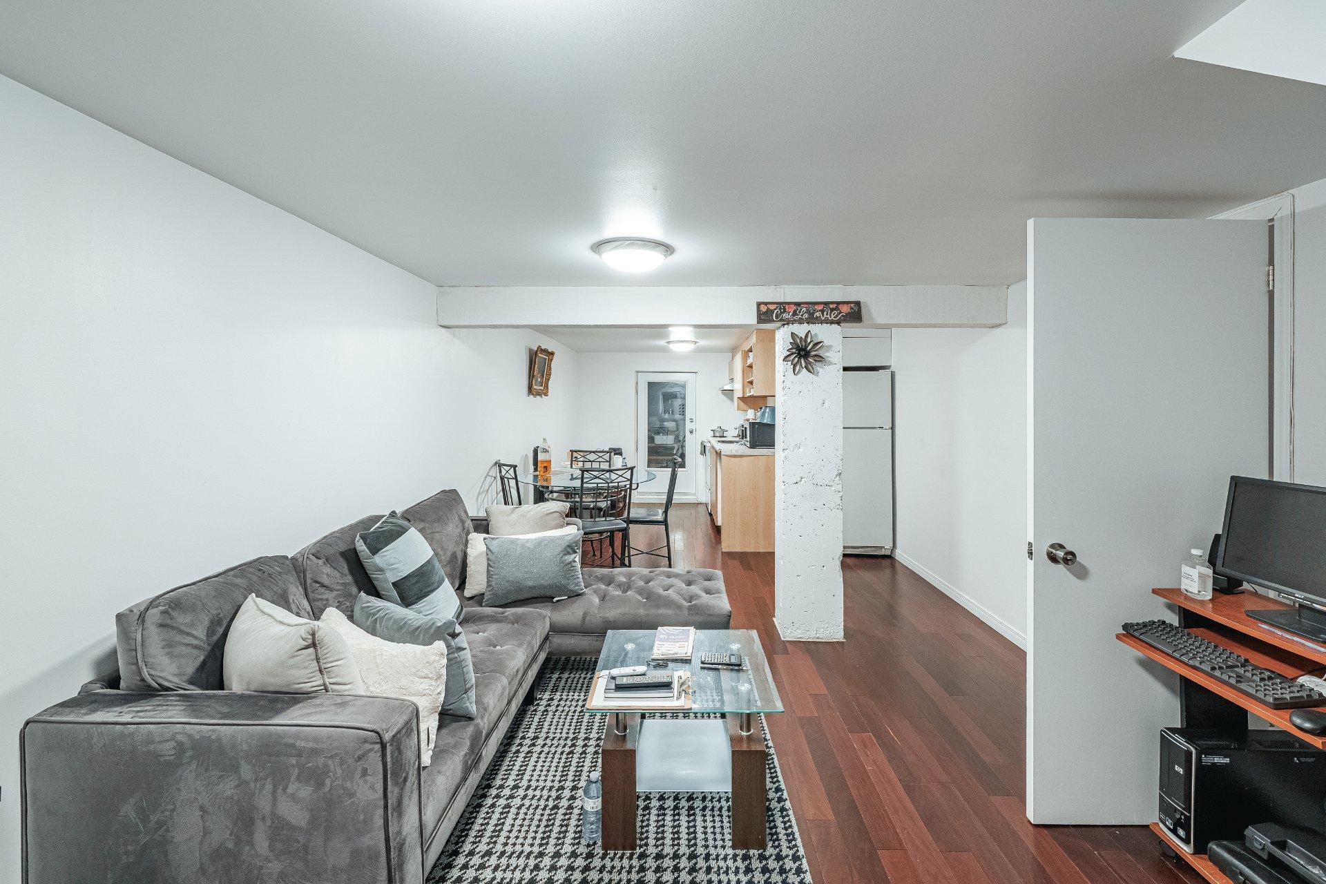 









6809

 - 6811


24e Avenue

,
Montréal (Rosemont/La Petite-Patrie),




QC
H1T3M8

