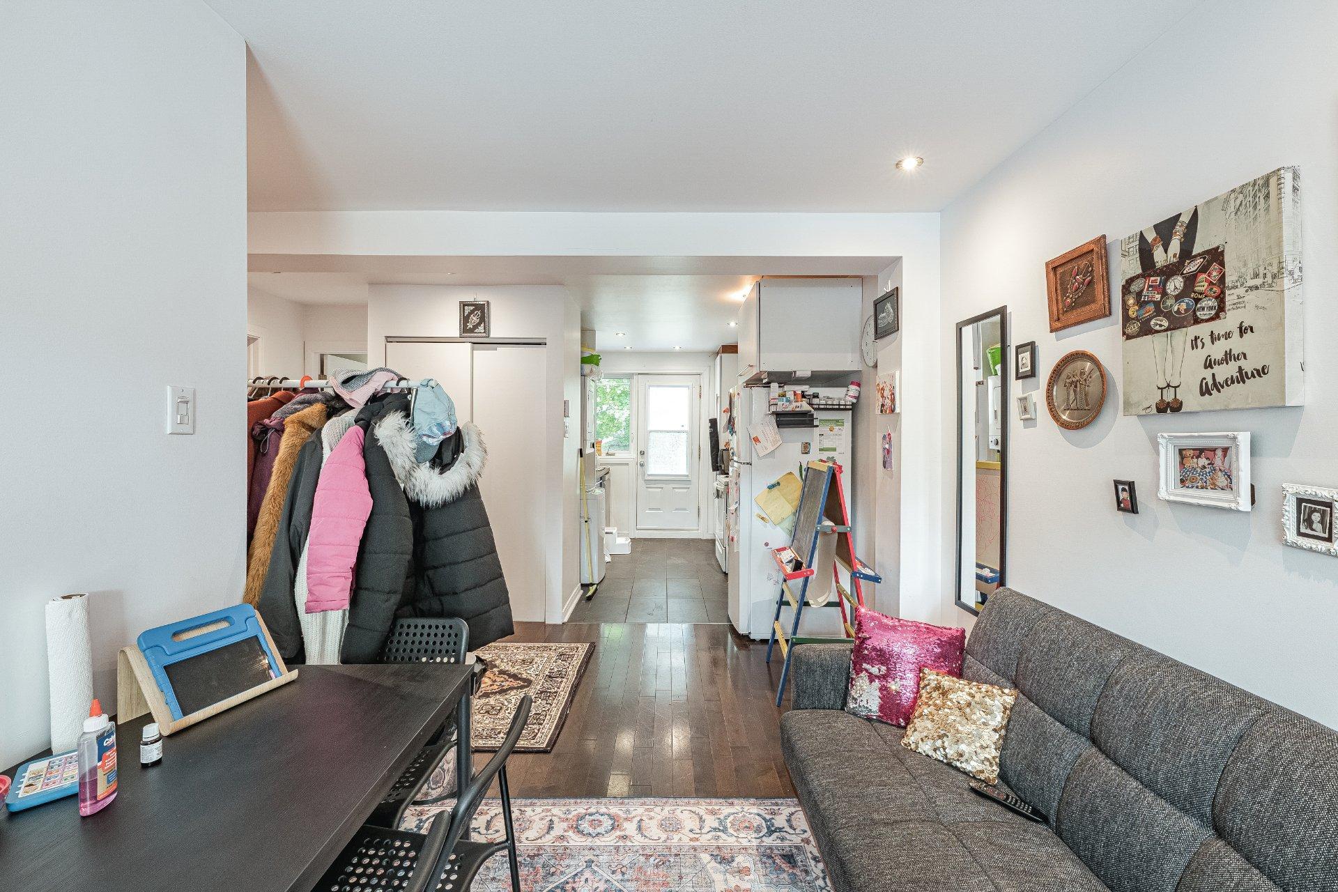 









6809

 - 6811


24e Avenue

,
Montréal (Rosemont/La Petite-Patrie),




QC
H1T3M8

