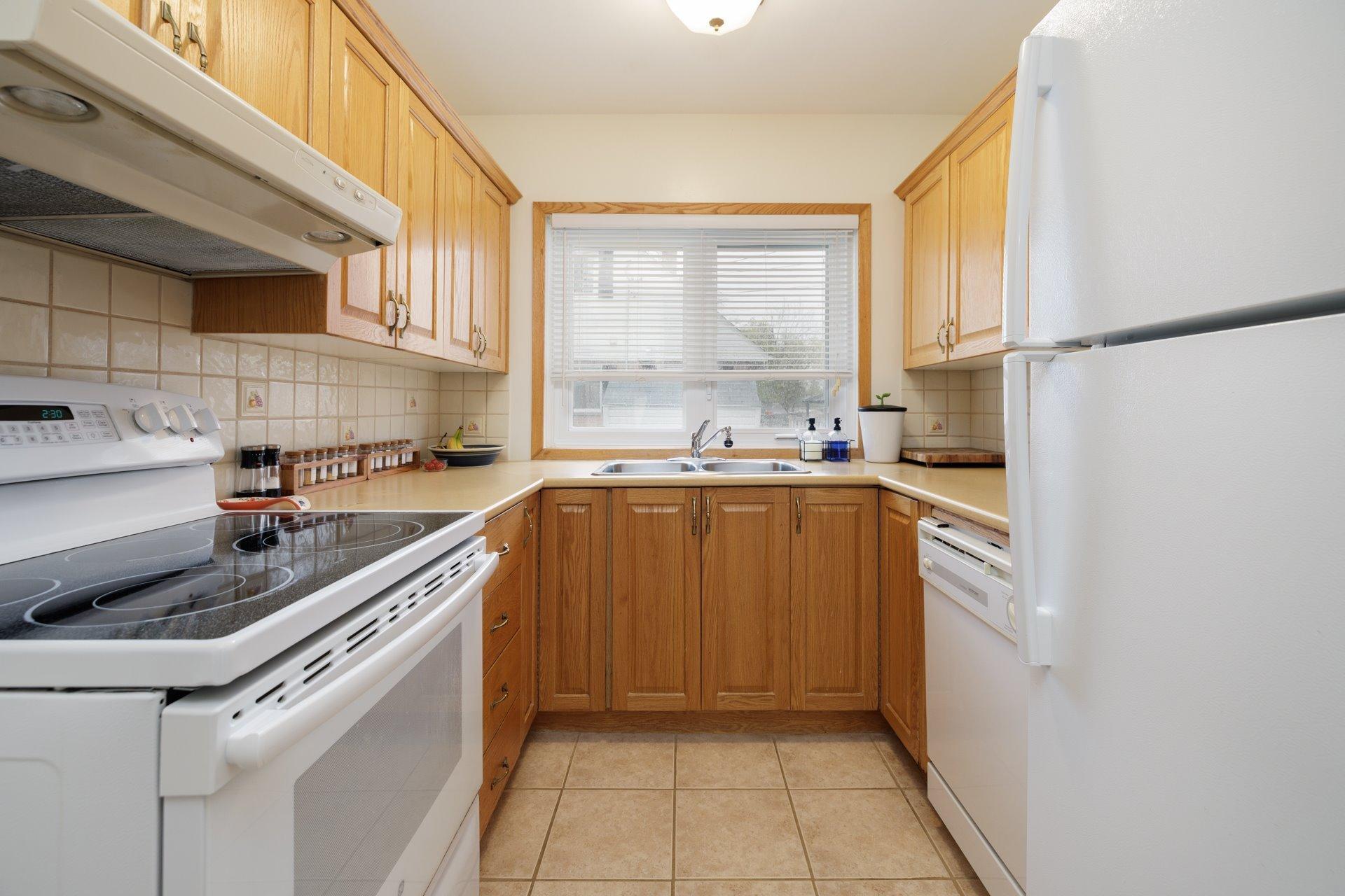 









41


Av. Charles

,
Pointe-Claire,




QC
H9R4K6

