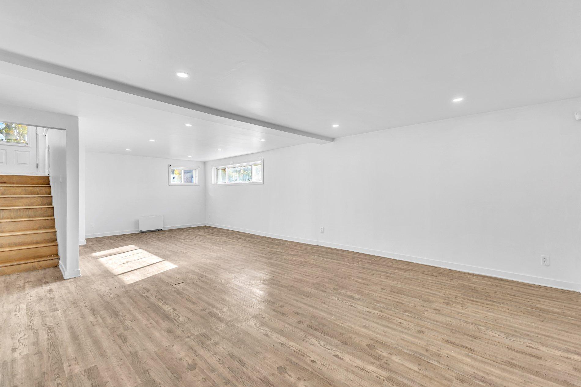 









121


Rue Nadon

,
Laval (Sainte-Rose),




QC
H7L1T4

