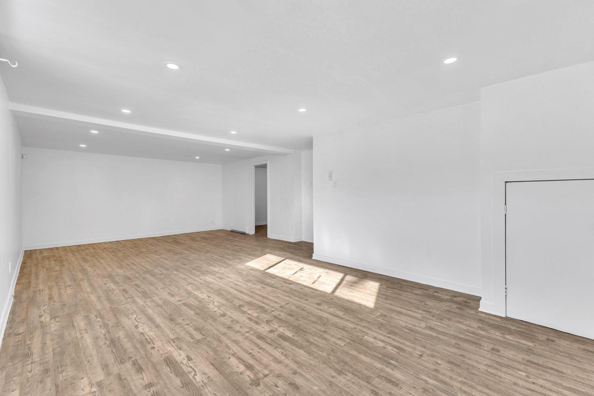 









121


Rue Nadon

,
Laval (Sainte-Rose),




QC
H7L1T4

