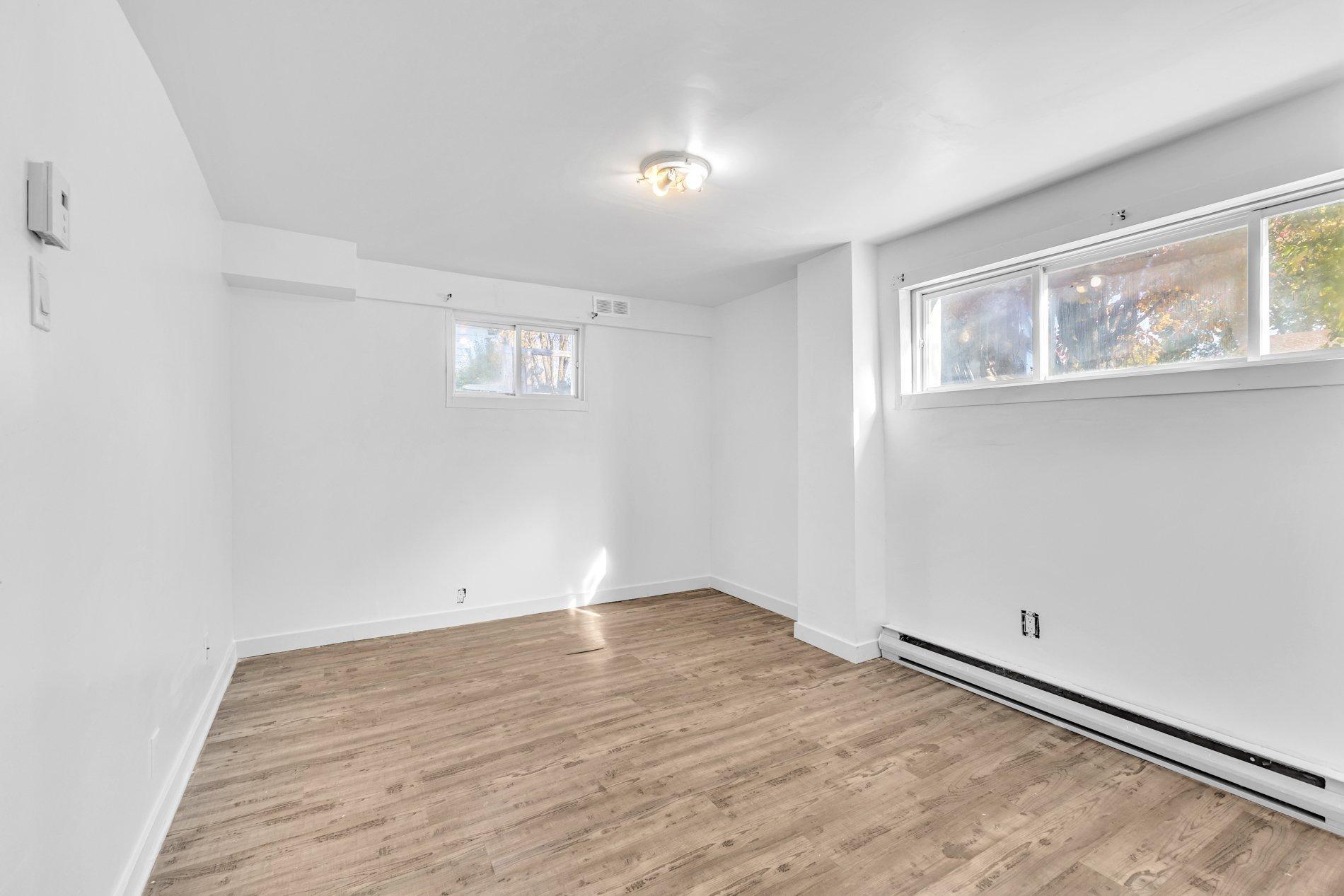









121


Rue Nadon

,
Laval (Sainte-Rose),




QC
H7L1T4

