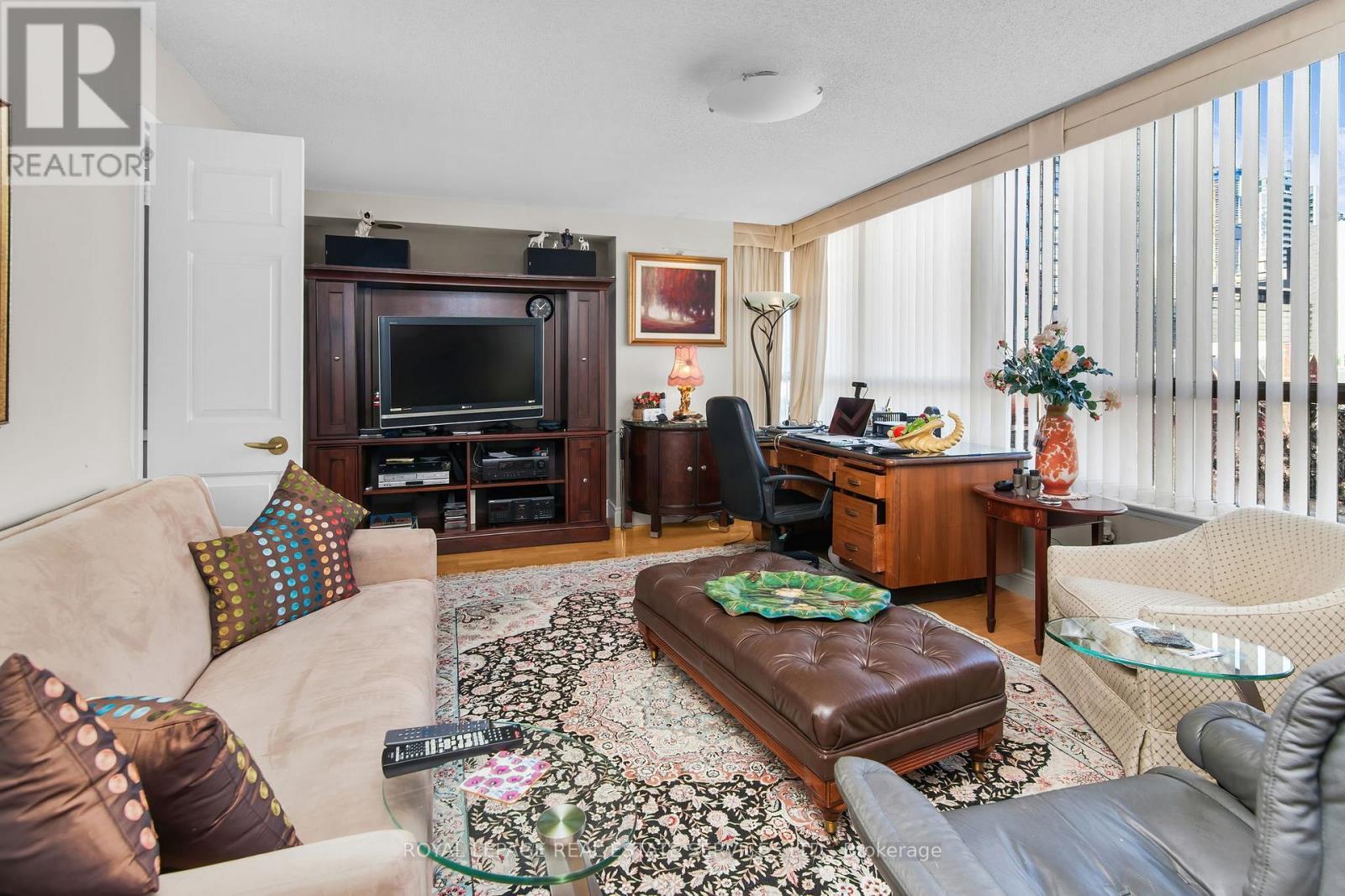 












609 - 130 CARLTON STREET

,
Toronto,




Ontario
M5A4K3

