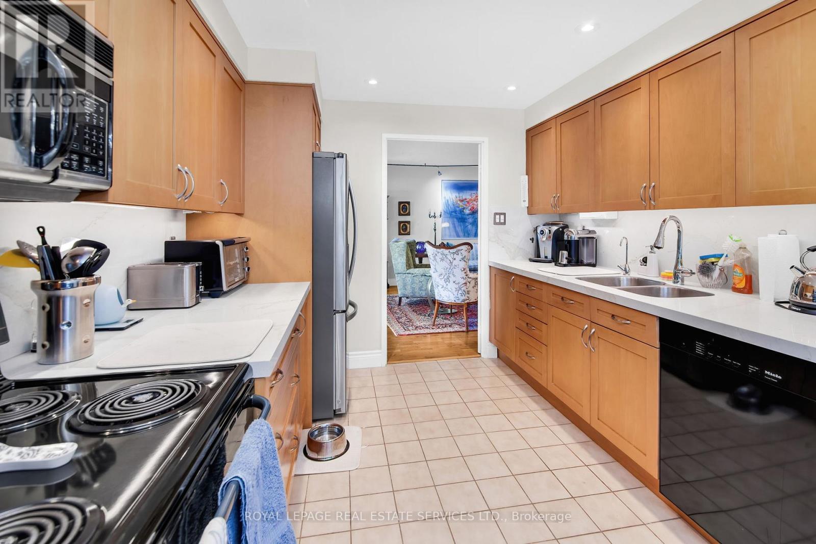 












609 - 130 CARLTON STREET

,
Toronto,




Ontario
M5A4K3


