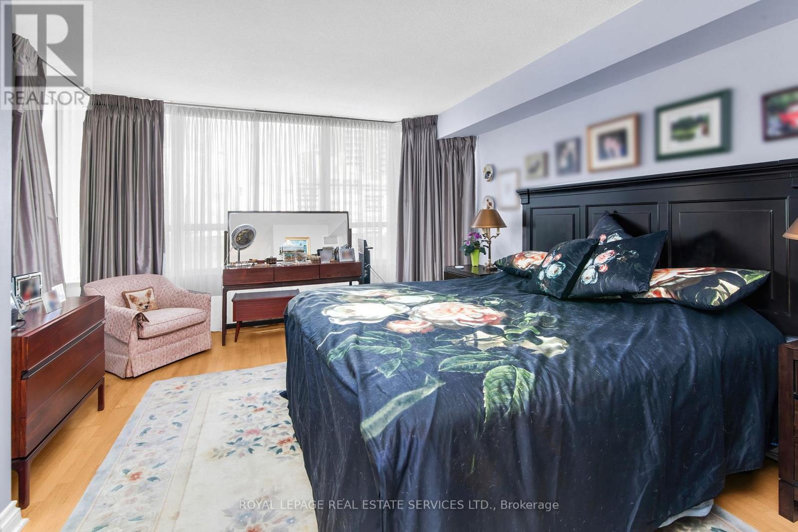












609 - 130 CARLTON STREET

,
Toronto,




Ontario
M5A4K3


