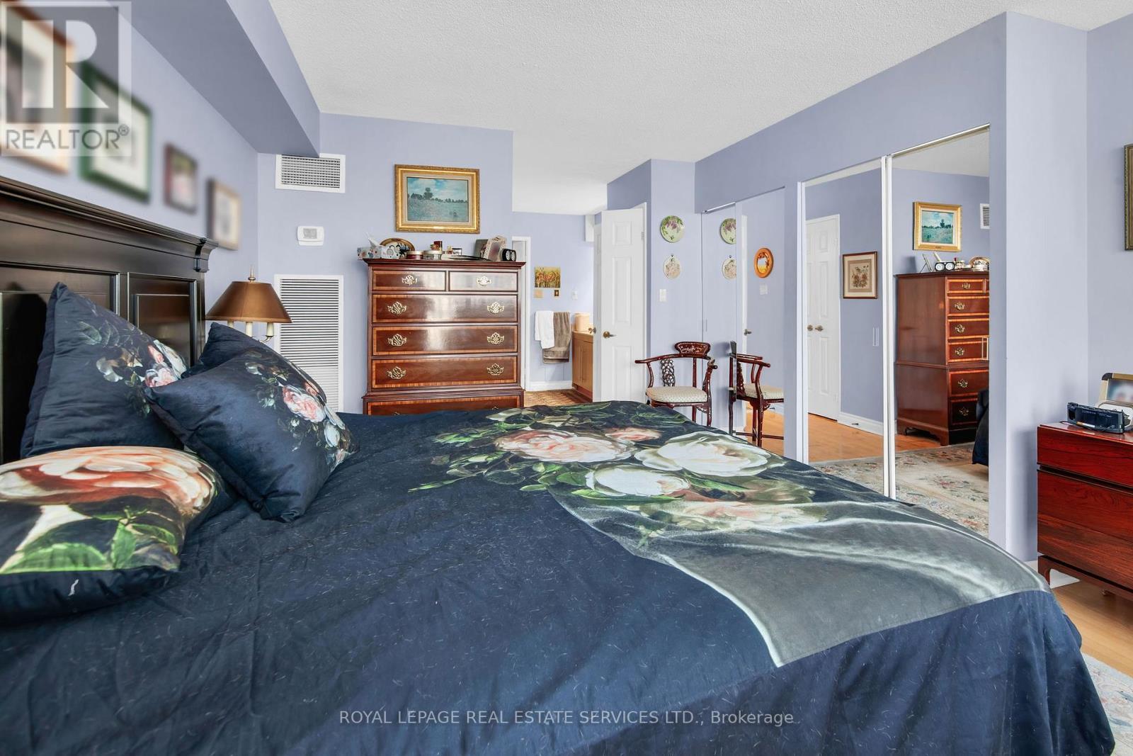 












609 - 130 CARLTON STREET

,
Toronto,




Ontario
M5A4K3

